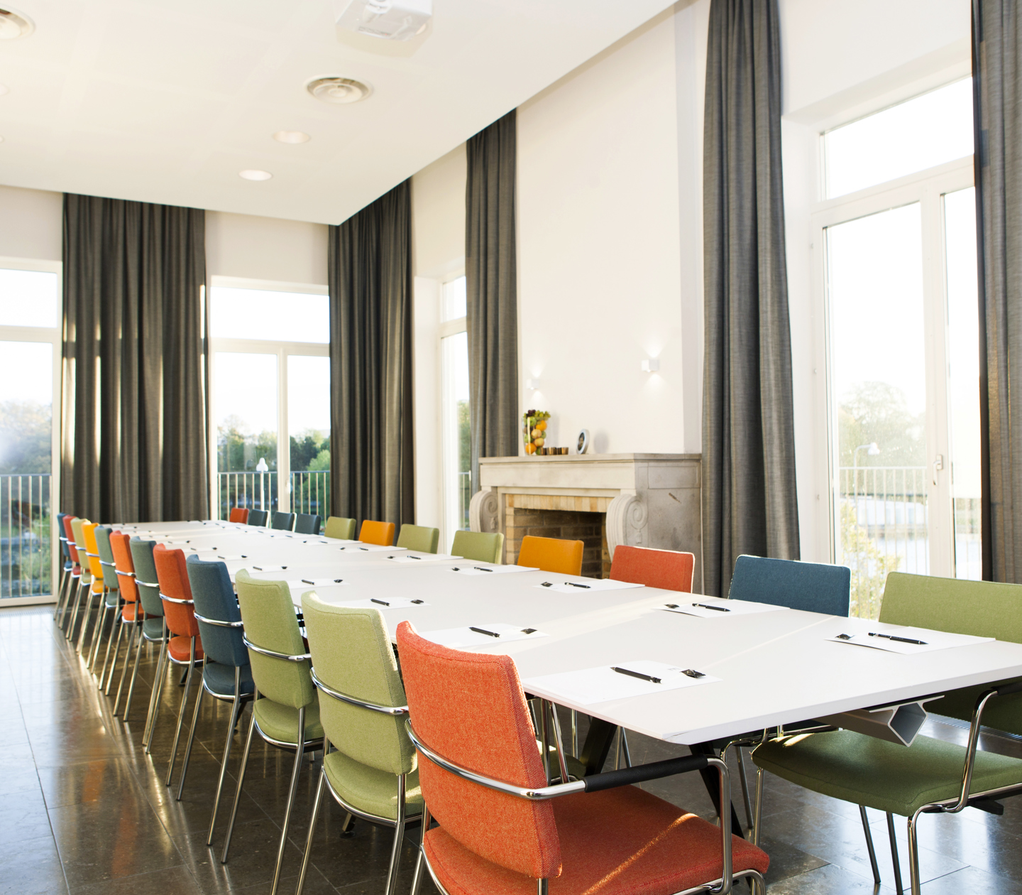 Stort konferensrum med stolar i olika färger