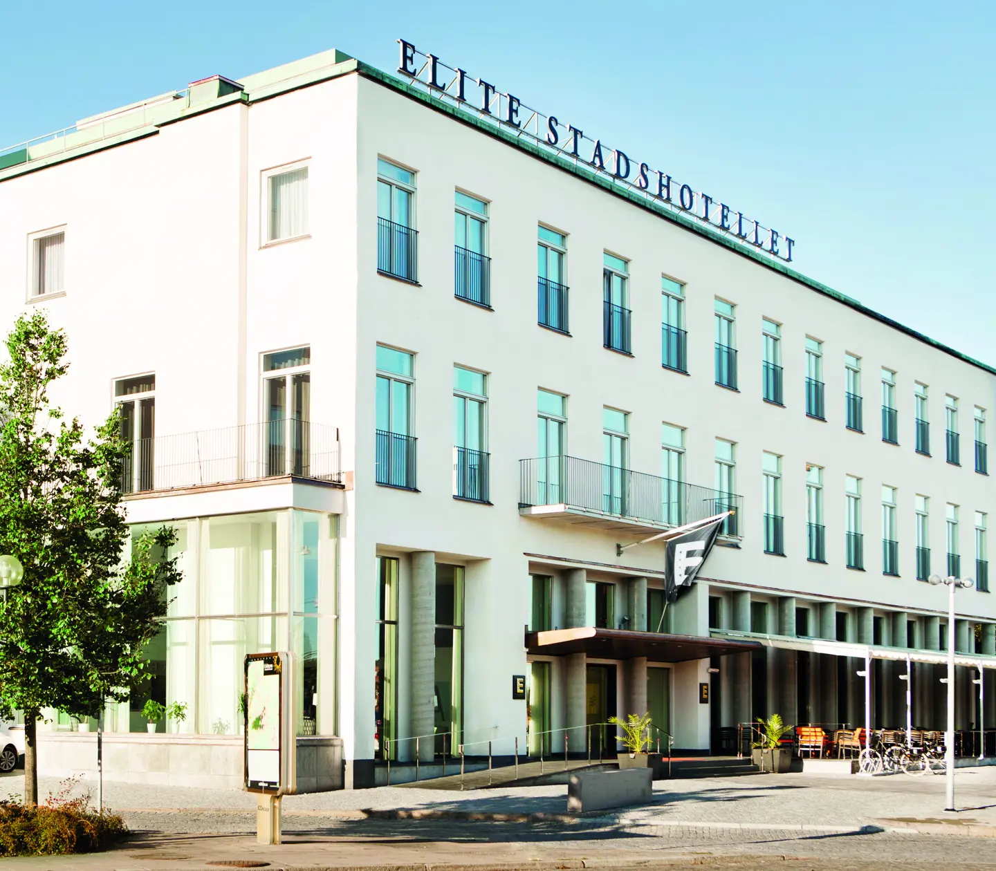 Pampiga fasaden av Elite Stadshotellet med Eskilstunaån framför