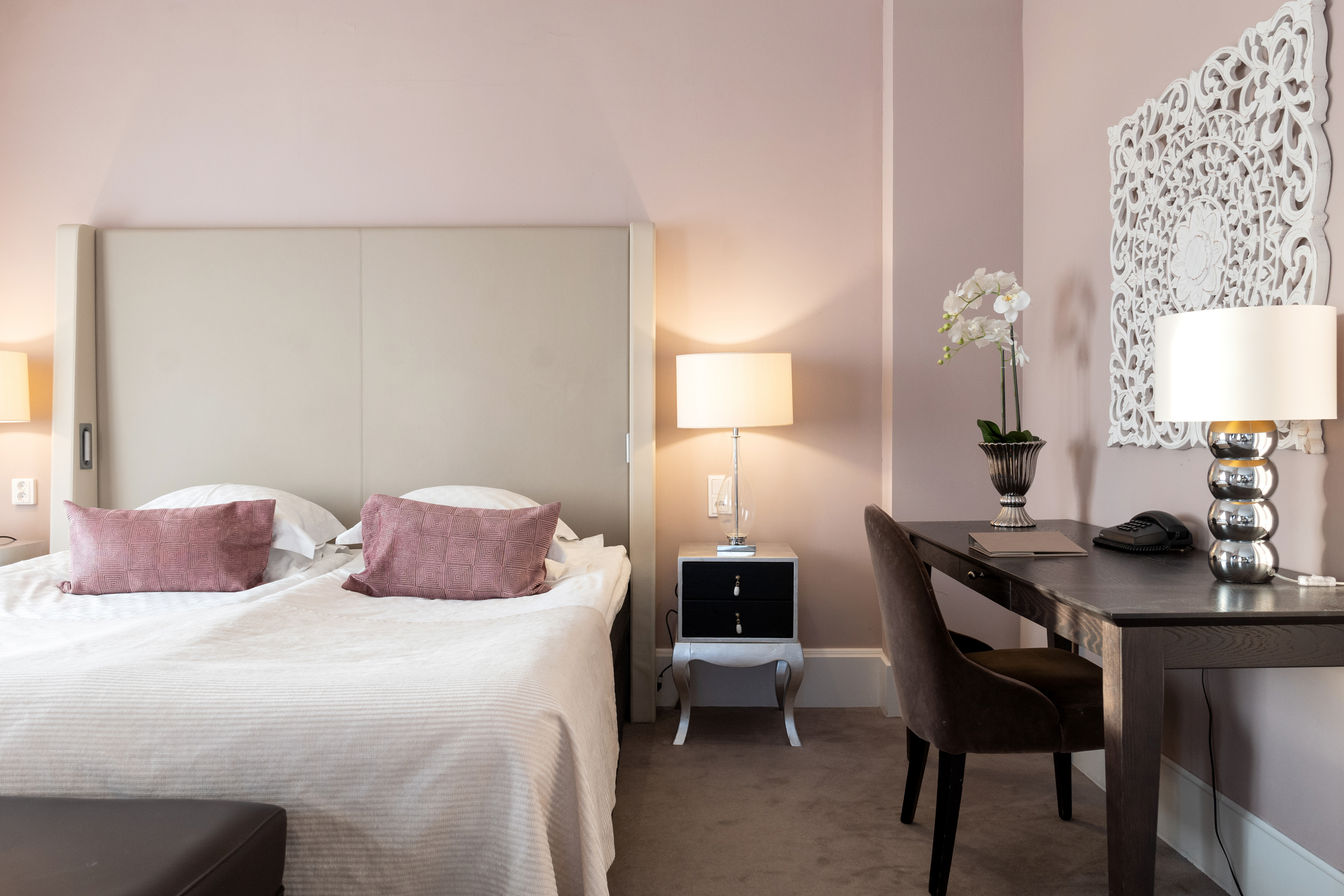 Pink suite with double bed and desk