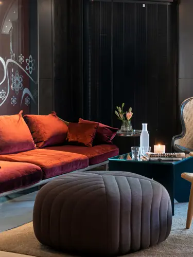 Hotellobby med loungemöbler