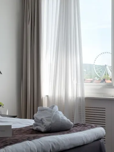 Hotellrum med pariserhjul i utsikten från fönstret