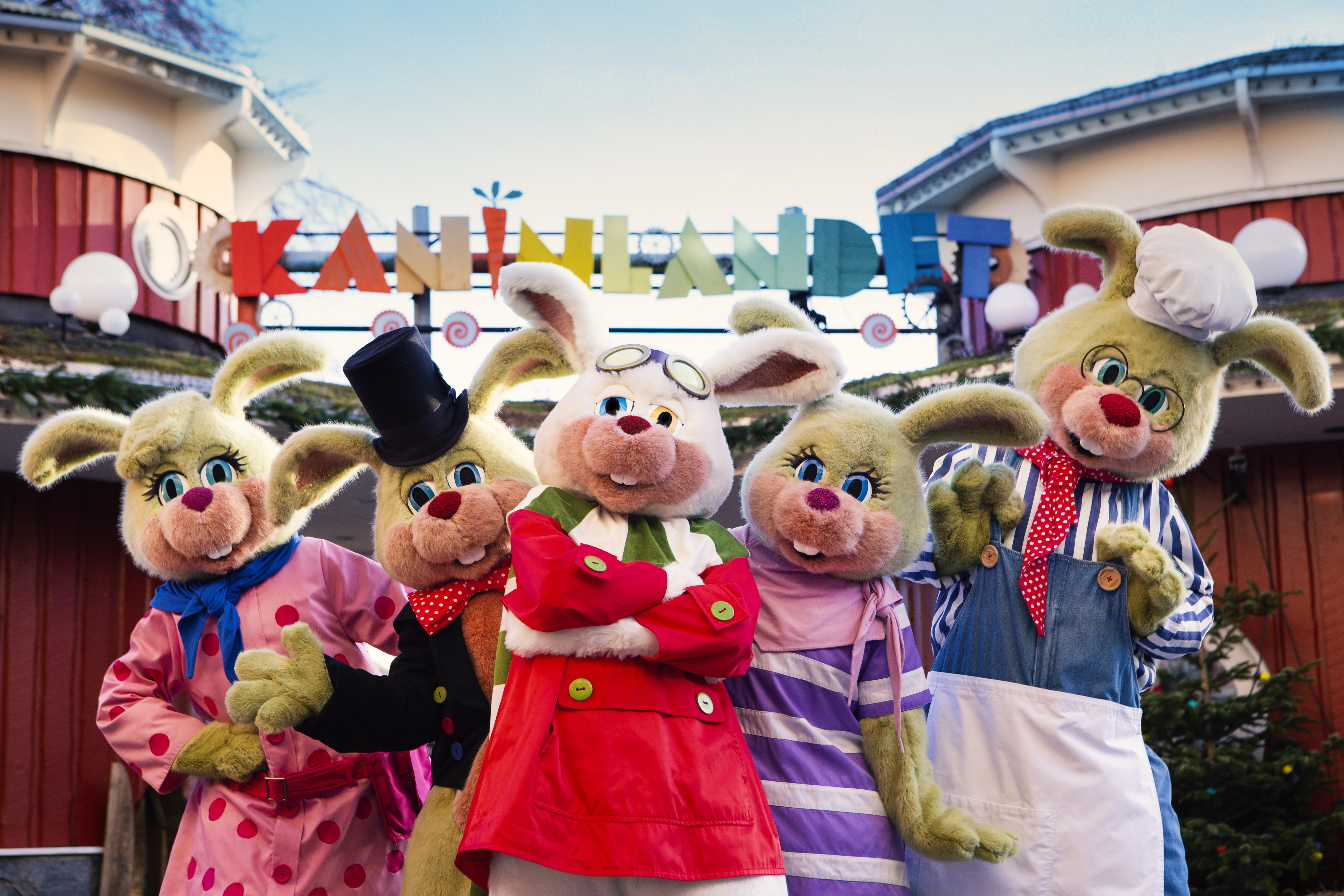 Färgglada kaniner framför entrén till Kaninlandet på Liseberg, klädda i olika utstyrslar