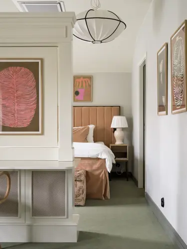 Rum med vägg framför hotellsäng