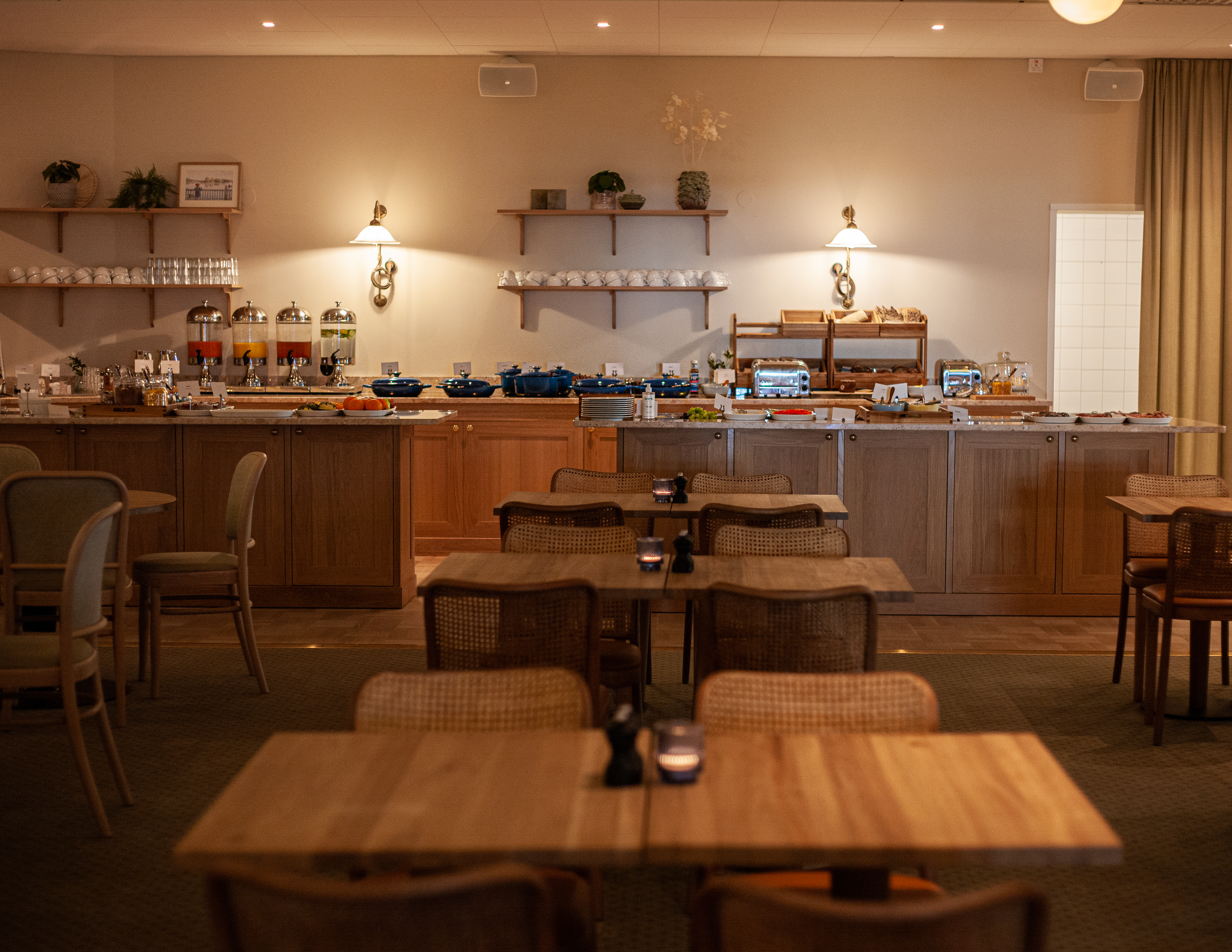 Bord och stolar på frukostbuffé