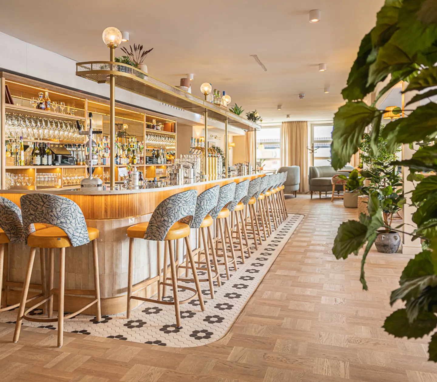 Bar med höga stolar