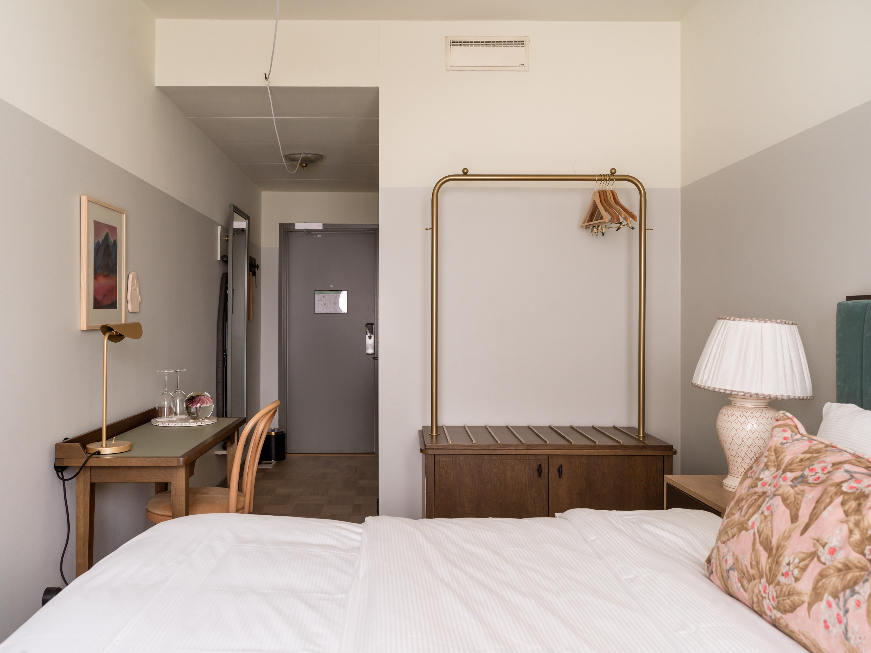 Skrivbord och del av dubbelsäng