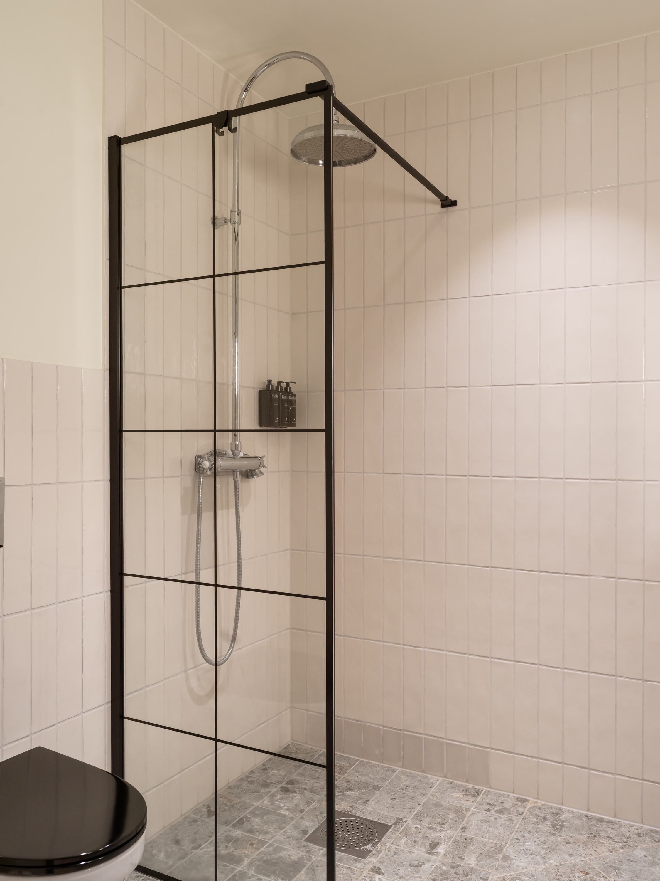 Dusch med glasvägg i badrum