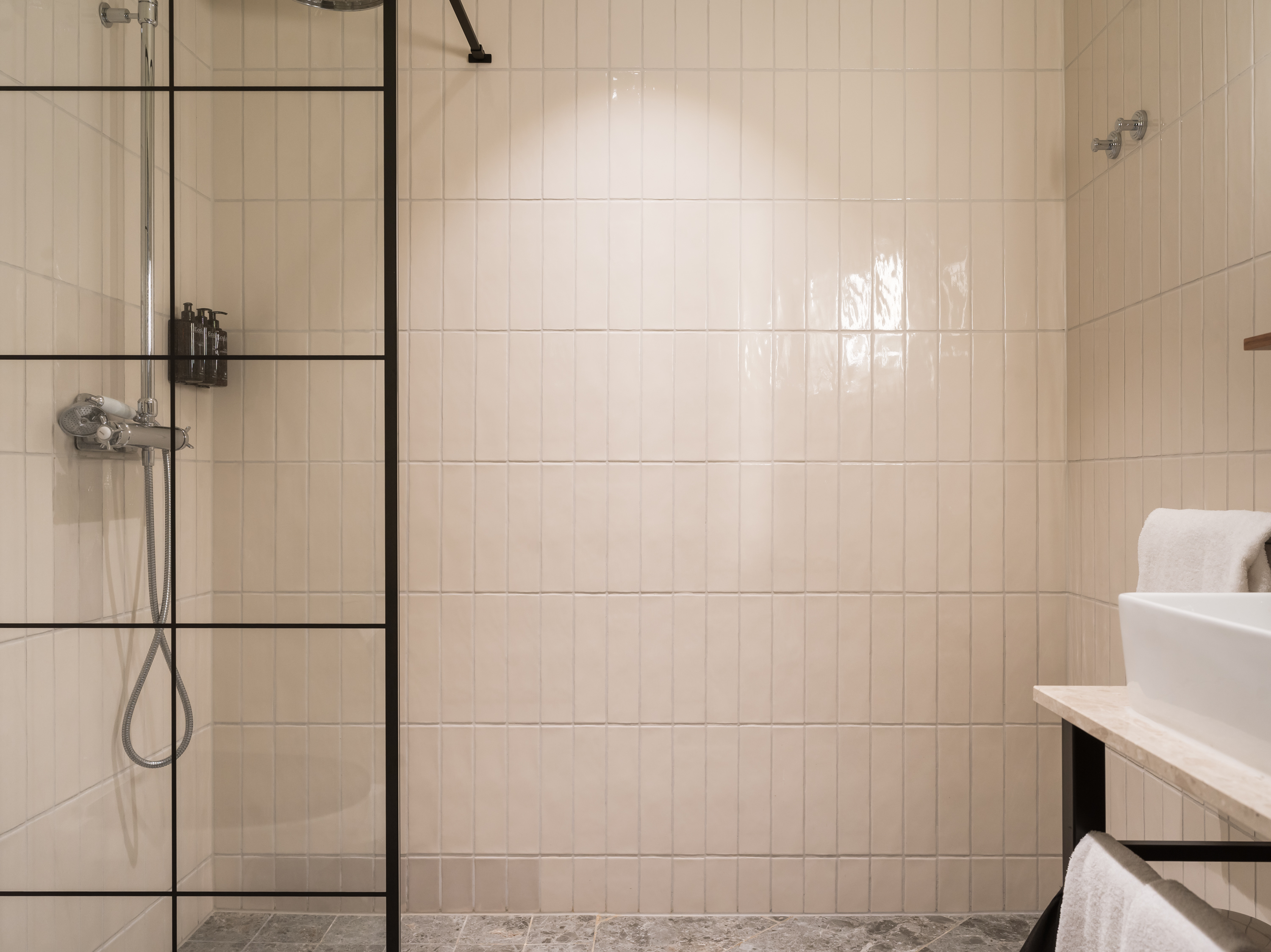 Dusch med duschvägg i glas