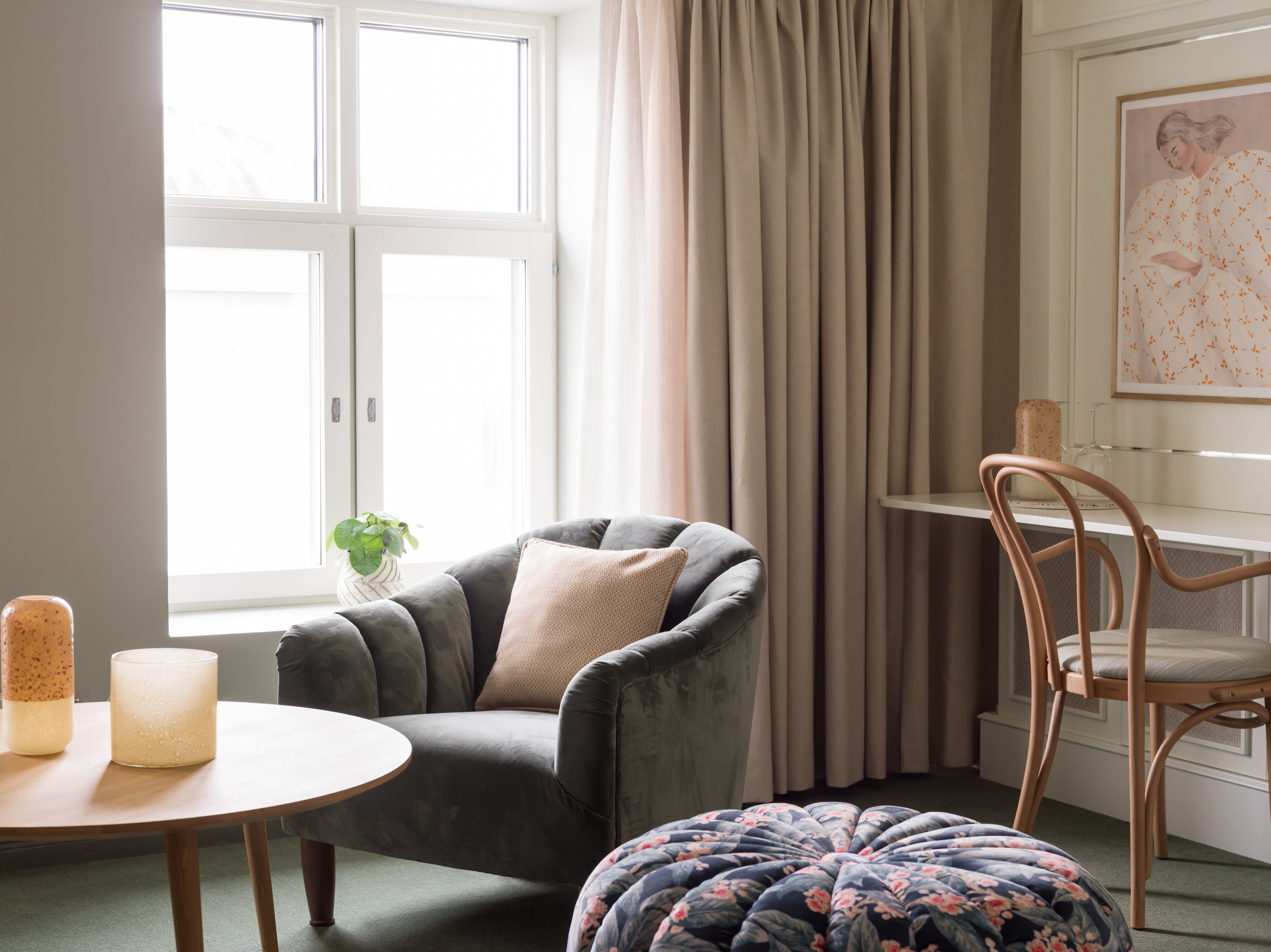 Fåtölj och skrivbord med stol i rum