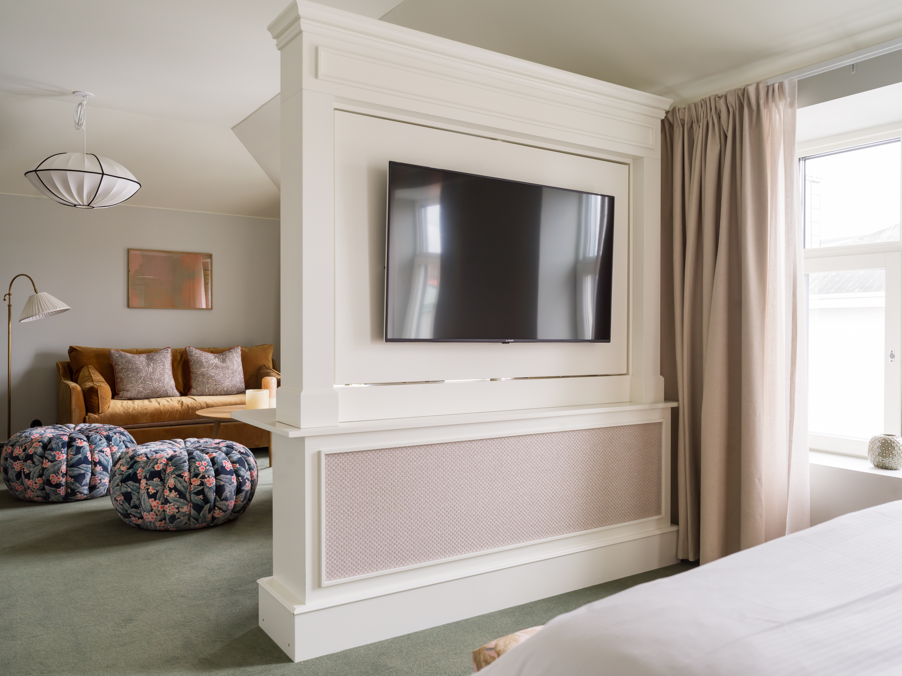 Tv på vägg som delar rum