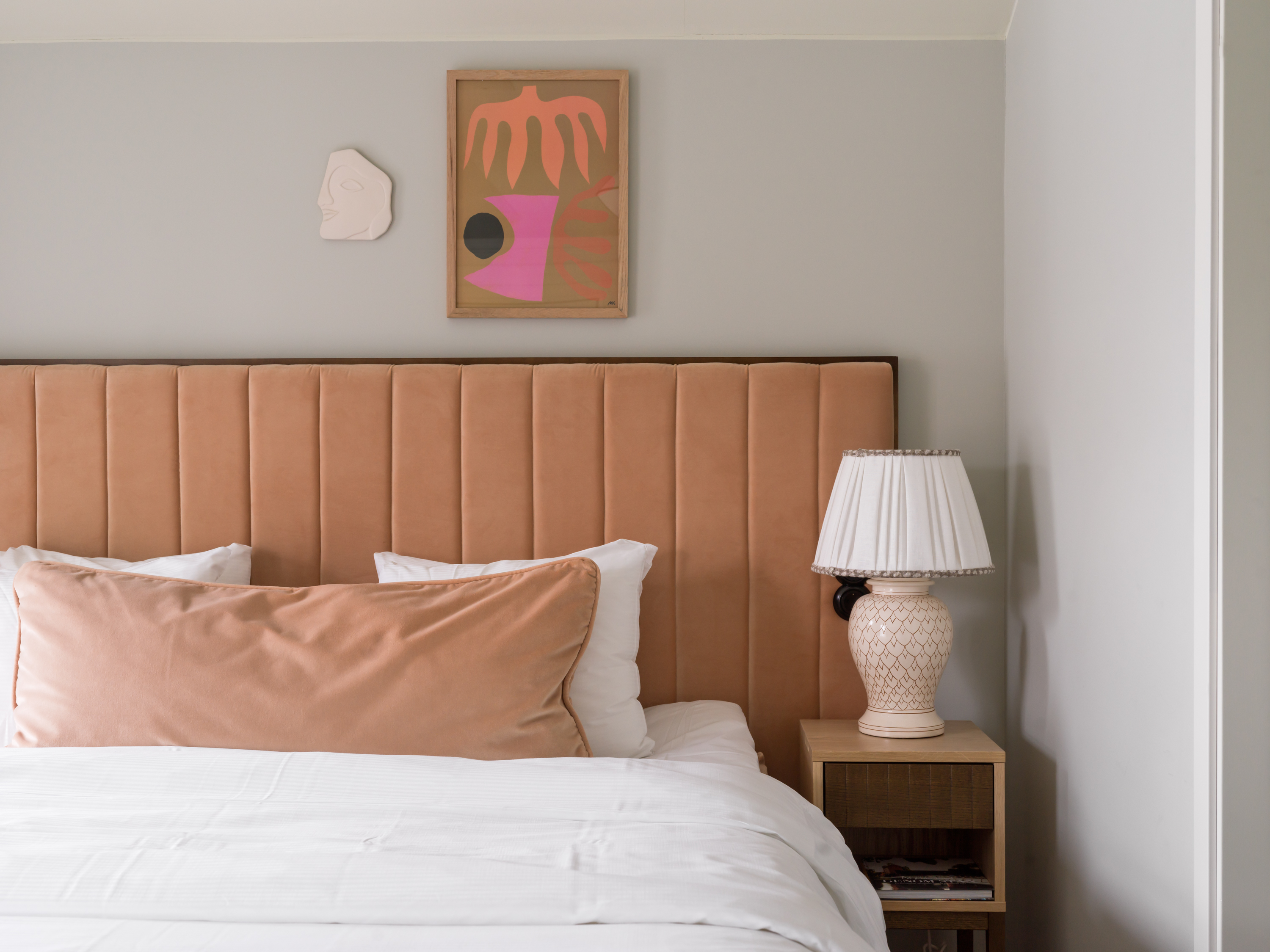 Liten tavla över dubbelsäng och sänglampa