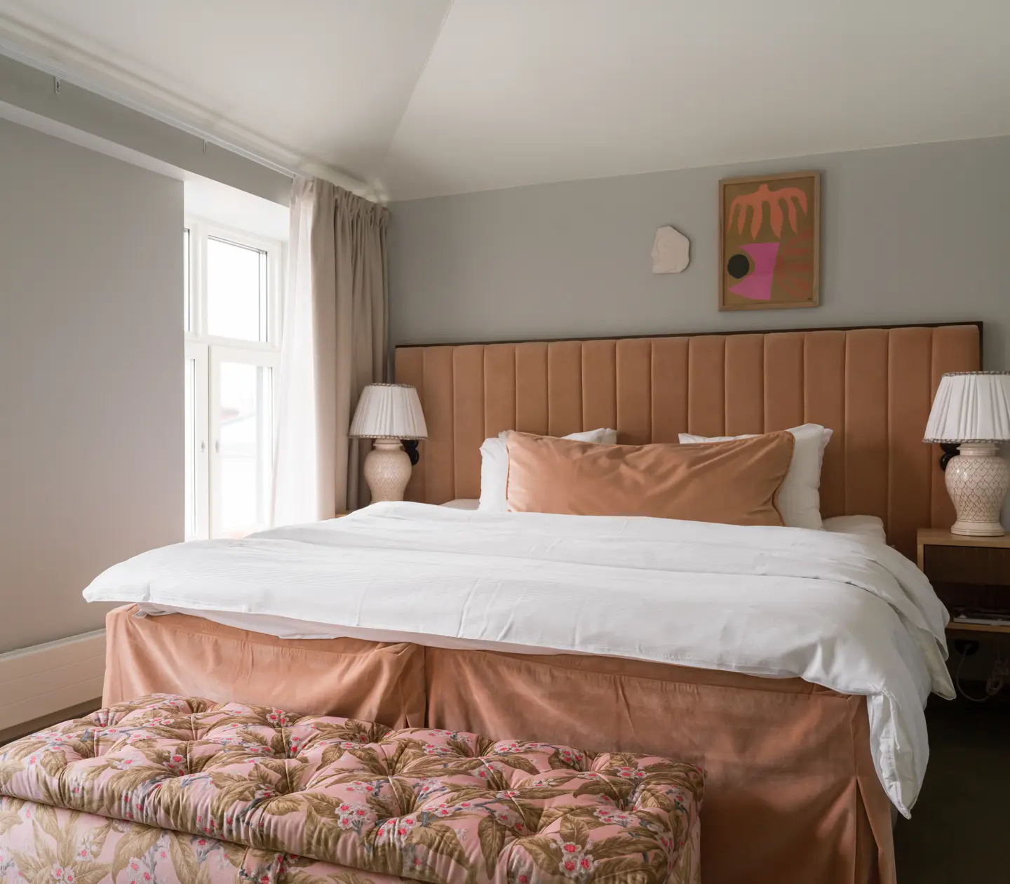 Pall framför dubbelsäng i hotellrum