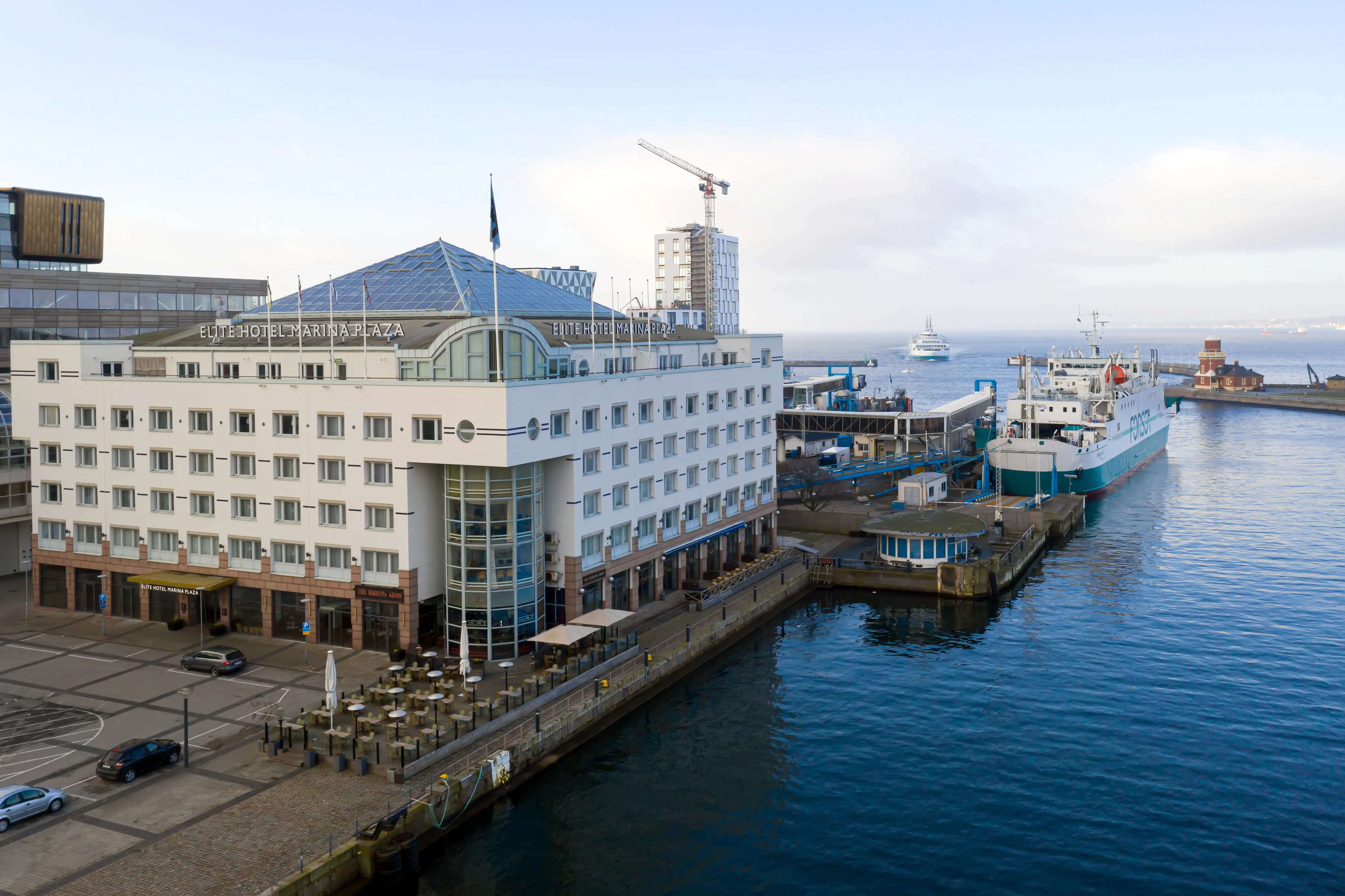 Vita fasaden av Elite Hotel Marina Plaza med Helsingsborgs hamn framför