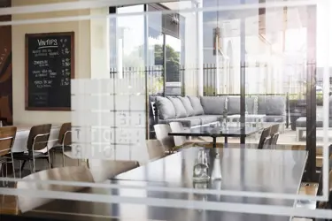 Mysig hotellmiljö med sittplatser