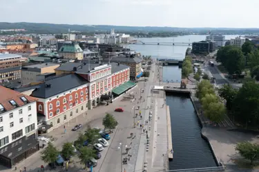 Utsikt över stadsmiljö med kanal och byggnader
