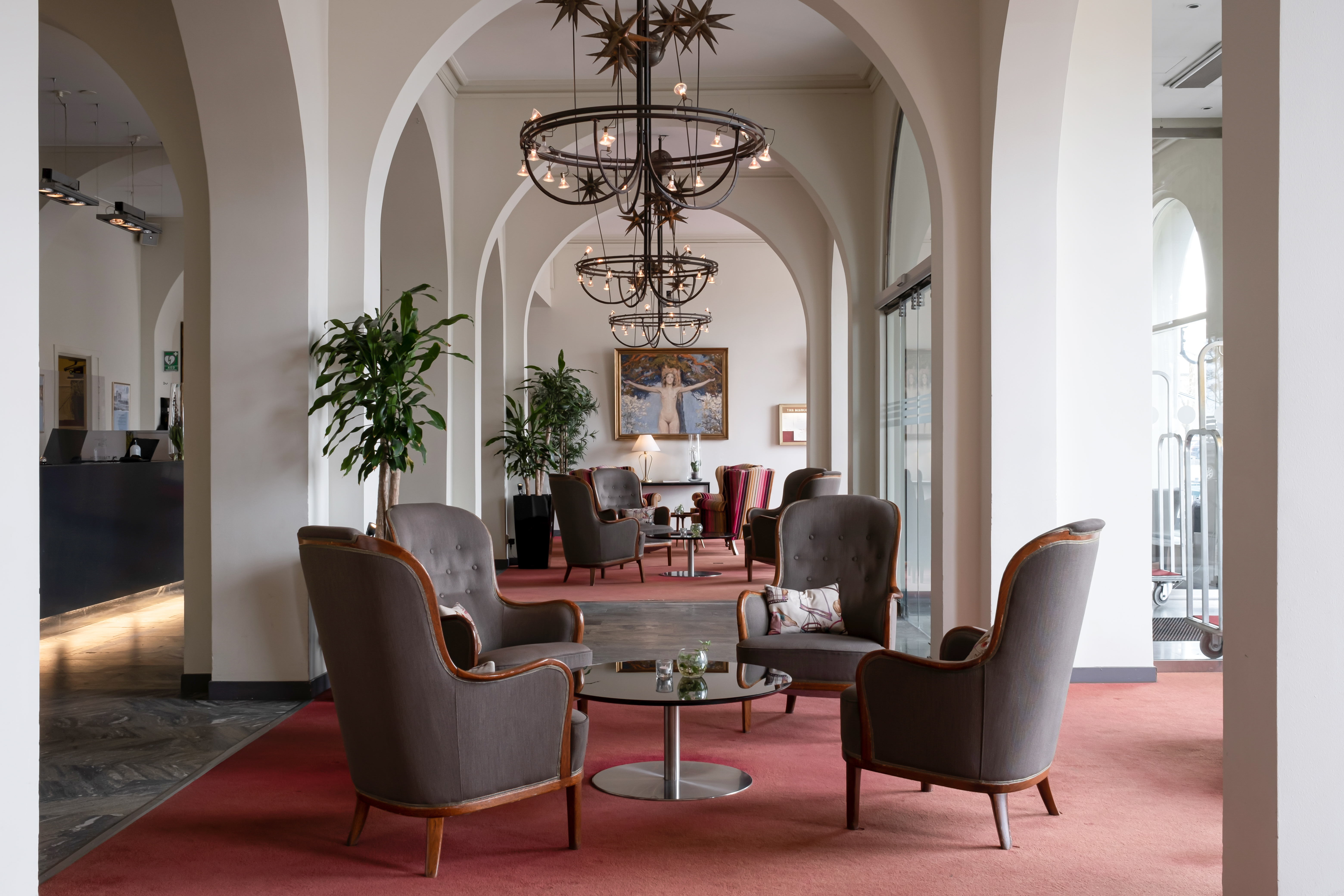 Elegant lobby med fåtöljer och valv