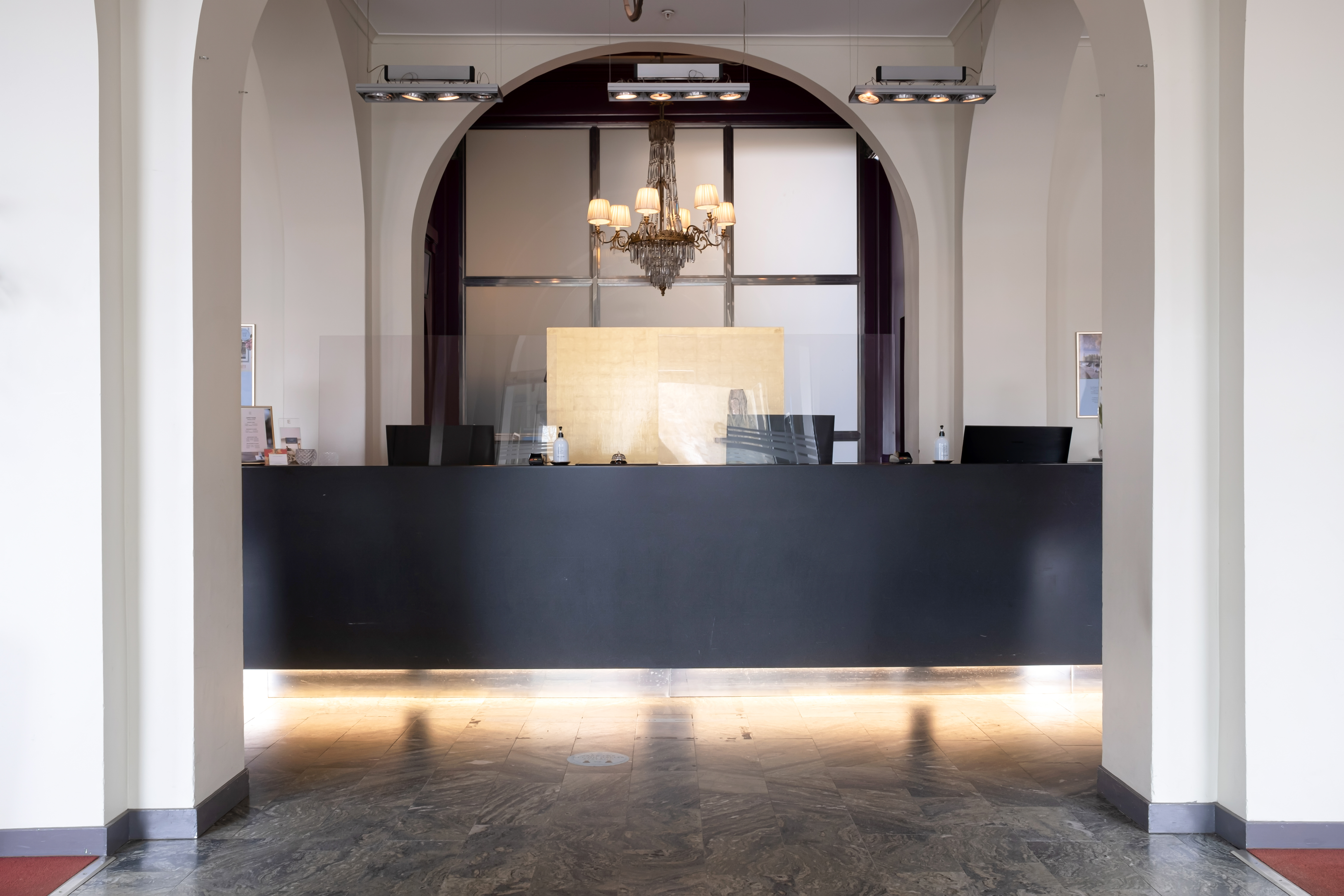 Modern receptionsdisk med blommor och ljuskrona