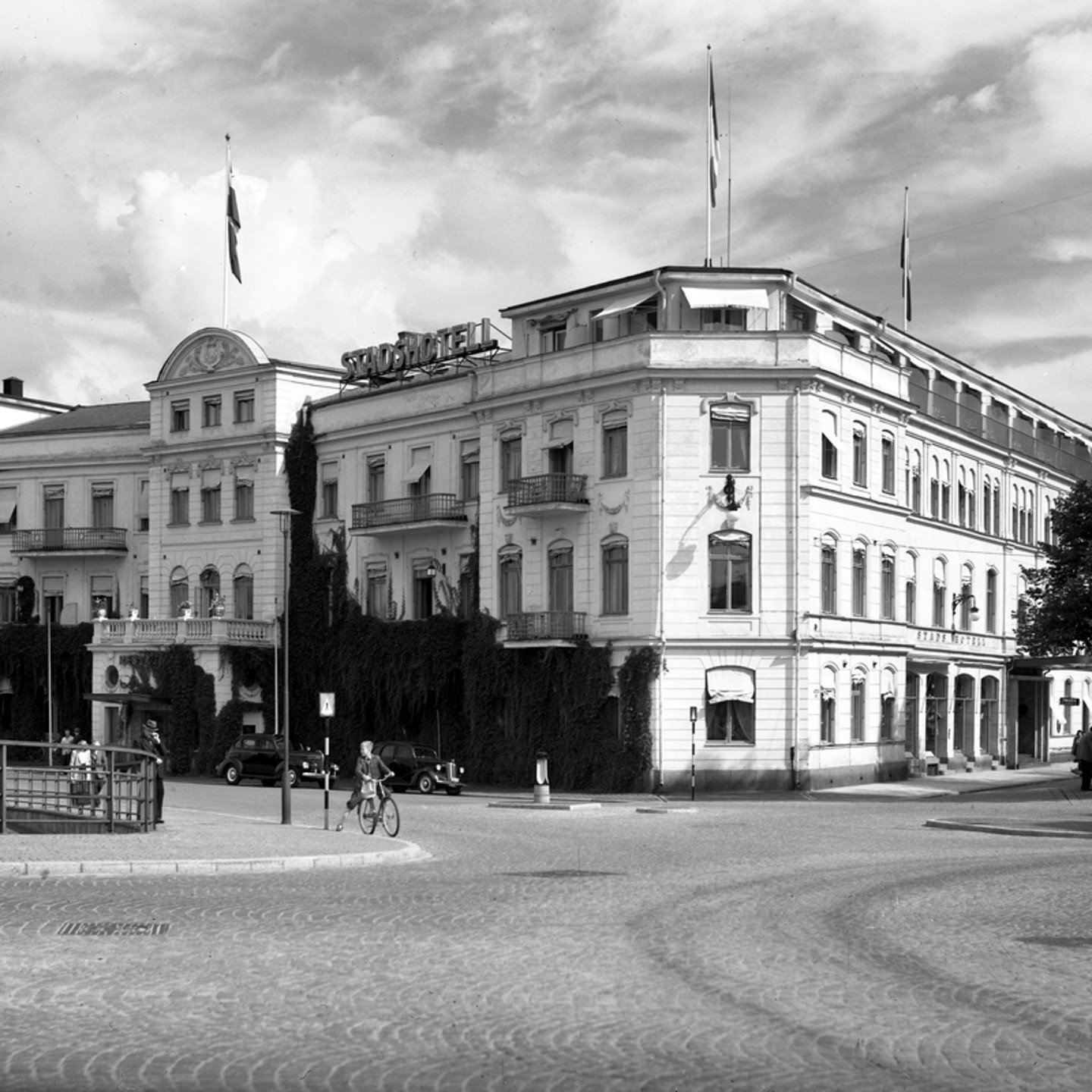 Black and white photo of the Elite Stadshotellet in Karlstad's facade