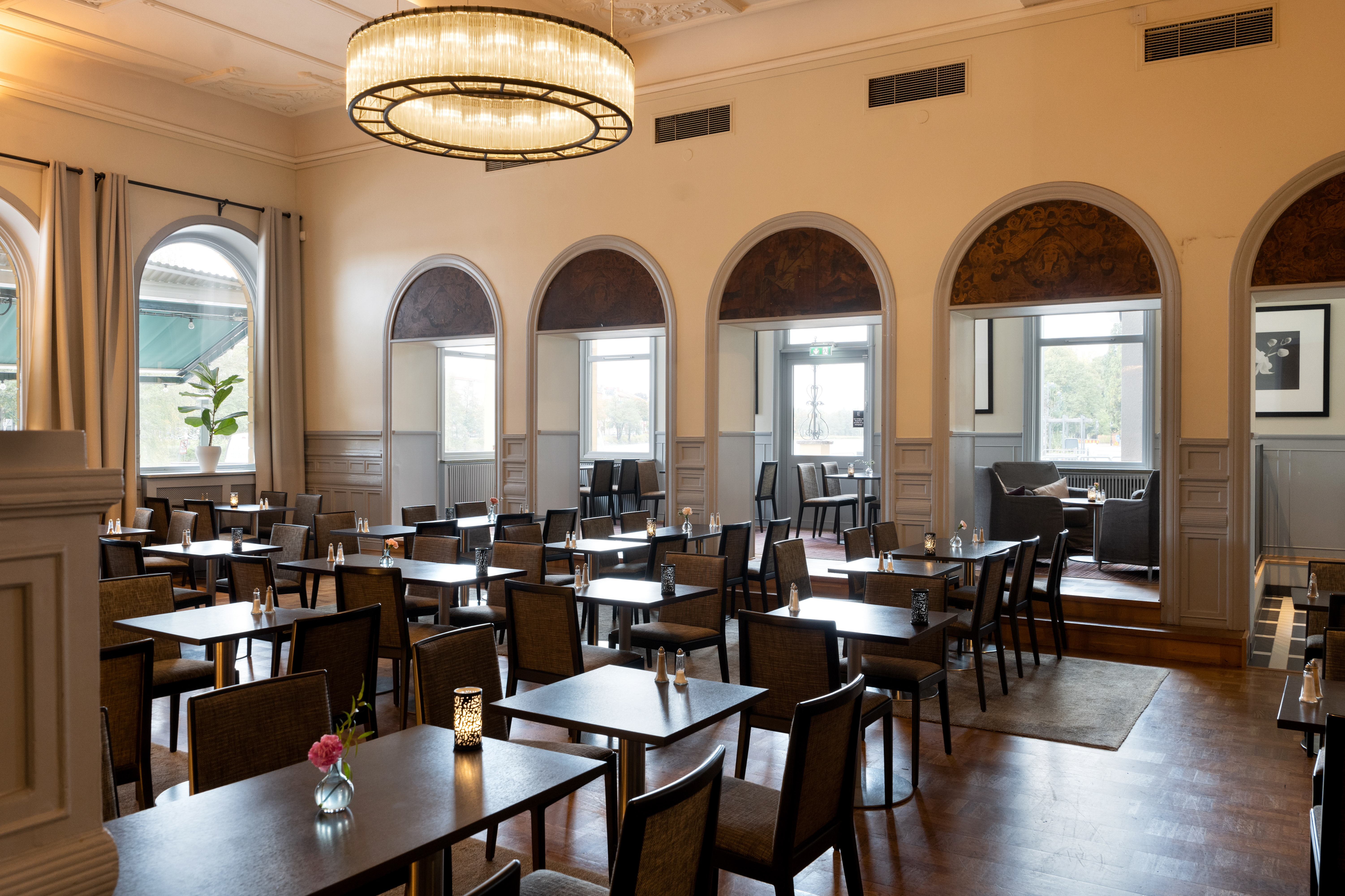 Mysig restaurangmilj&ouml; med bord