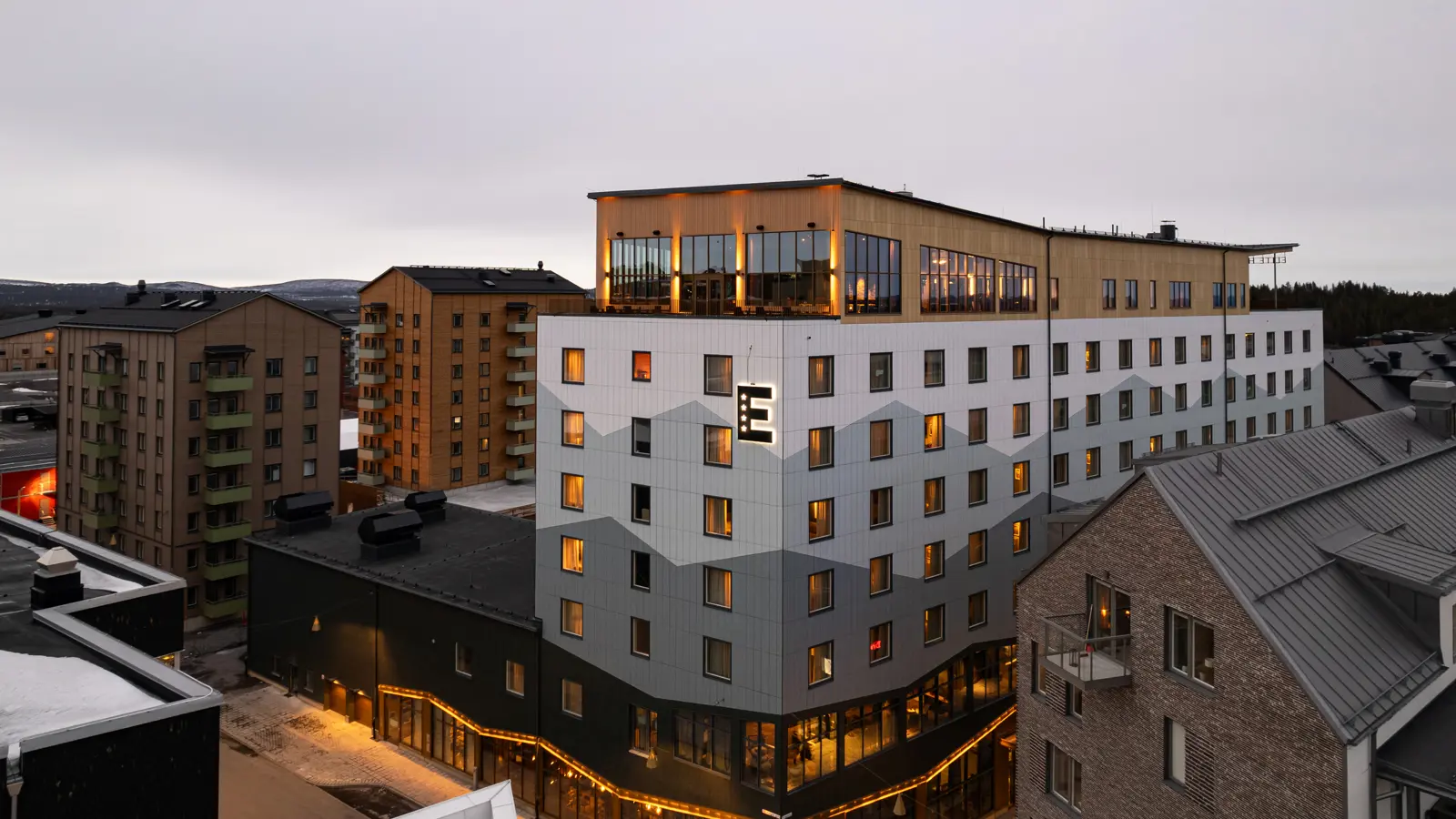 Elite Hotel Frost hotellfasad med norrländsk omgivning