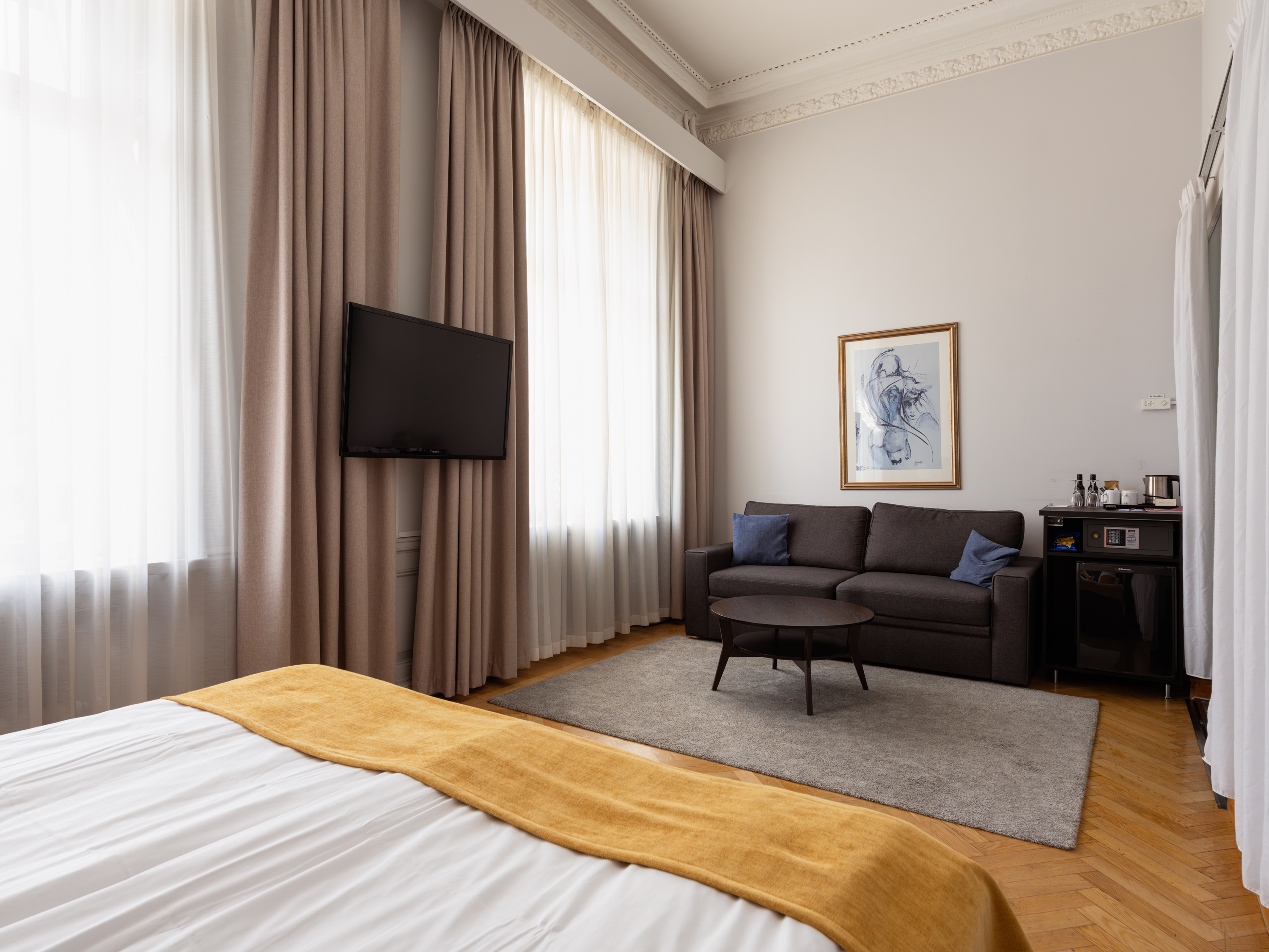 Hotellrum med soffa och tv
