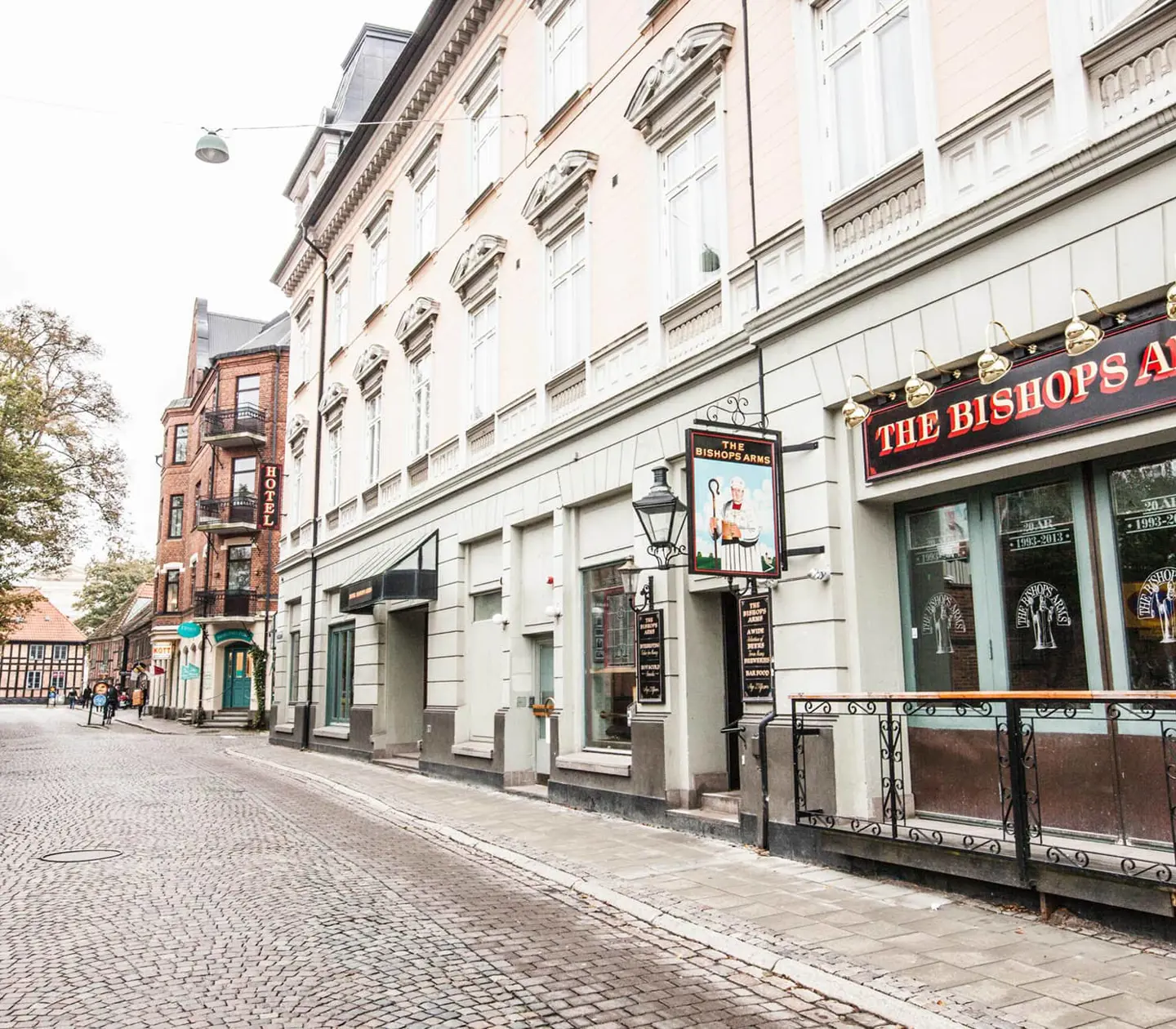 Fasaden av Hotel Bishops Arms med Lund i bakgrunden