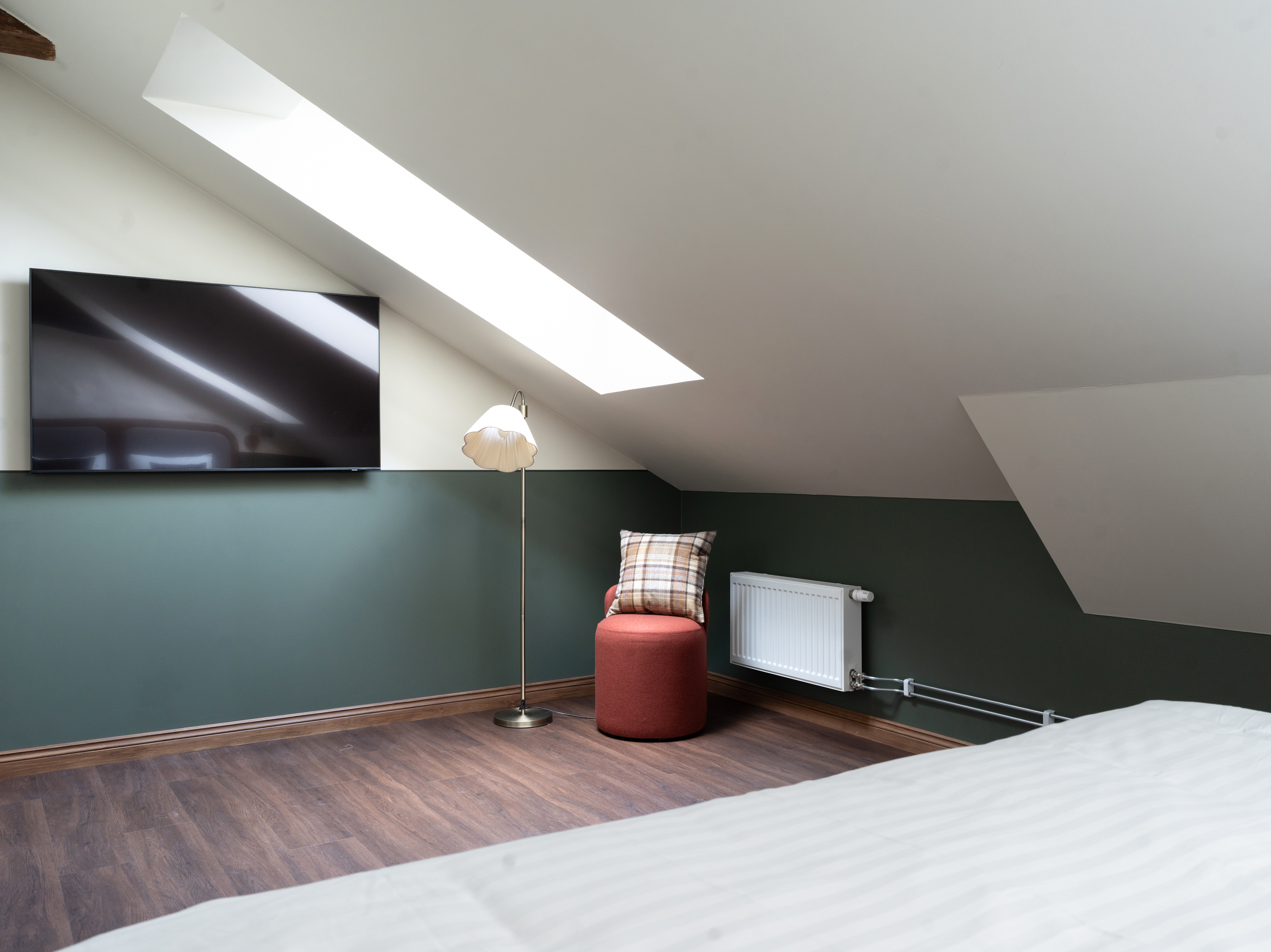 Mysigt hotellrum med säng, fönster och garderob