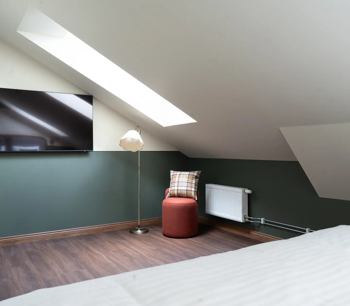 Mysigt hotellrum med säng, fönster och garderob