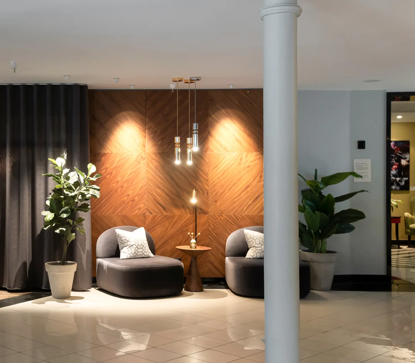 Hotellobby med fåtöljer och växter