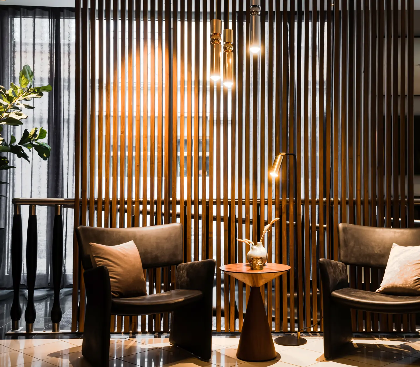 Hotellobby med två fåtöljer