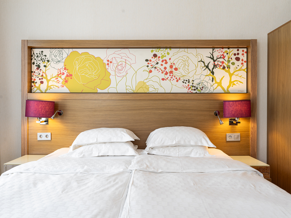 Hotellrum med dubbelsäng och garderob