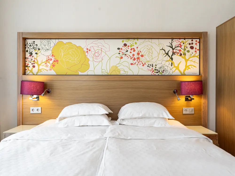 Hotellrum med dubbelsäng och garderob