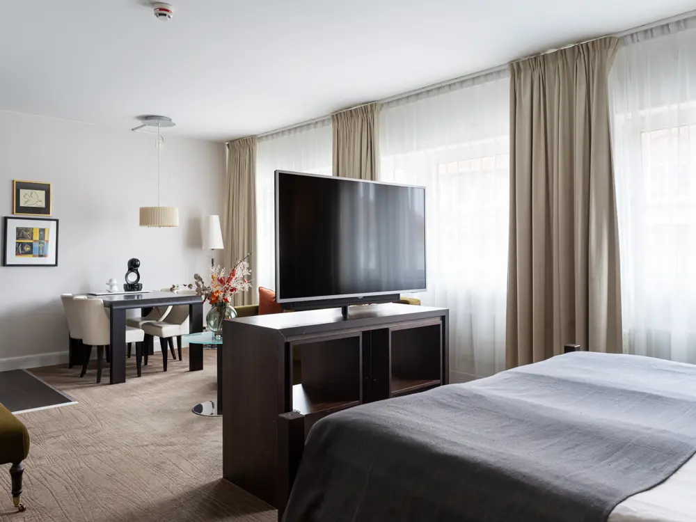 Bright suite with sofa group, dining group and window