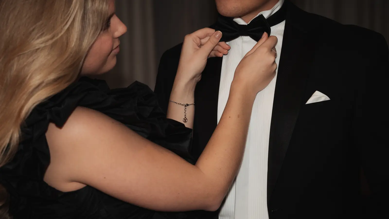 Beskuren bild på en tjej som sjunger i en mick med ett rött draperi bakom.