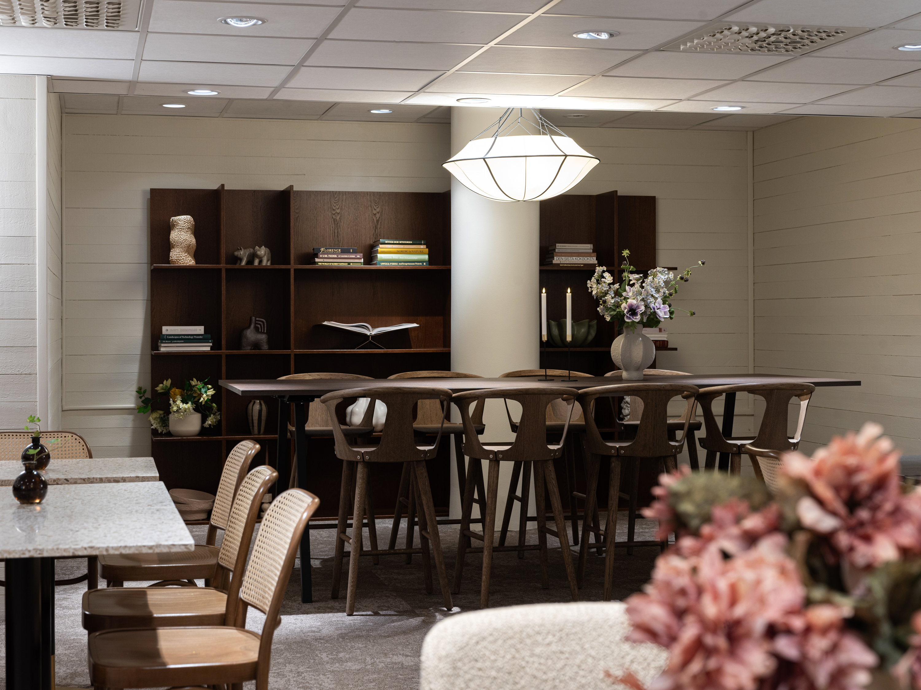 Frukter och smoothieshots på en frukostbuffé