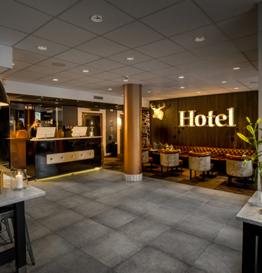 Hotellobby med receptionsdisk och lounge