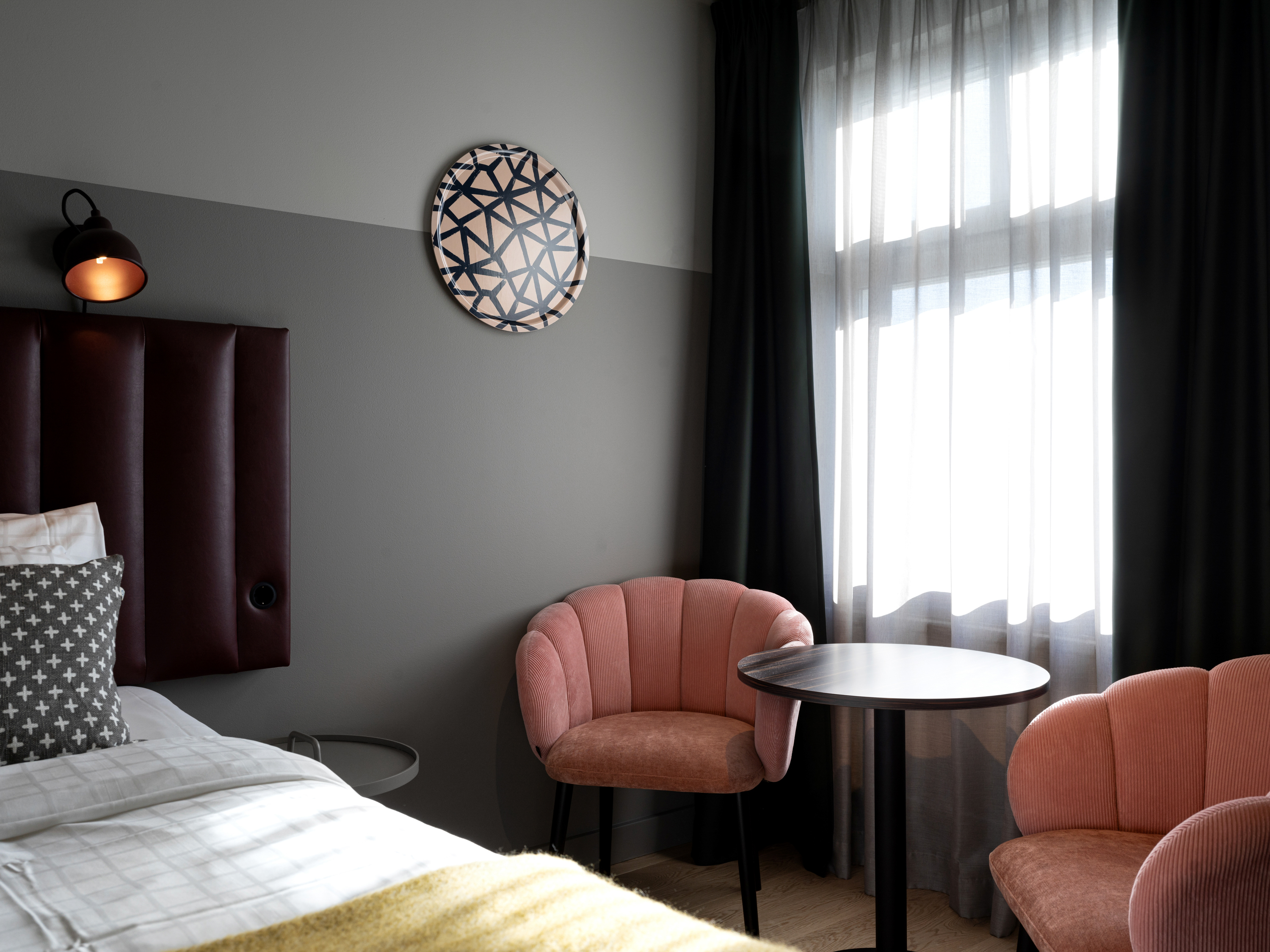Mysigt hotellrum med säng och skrivbord