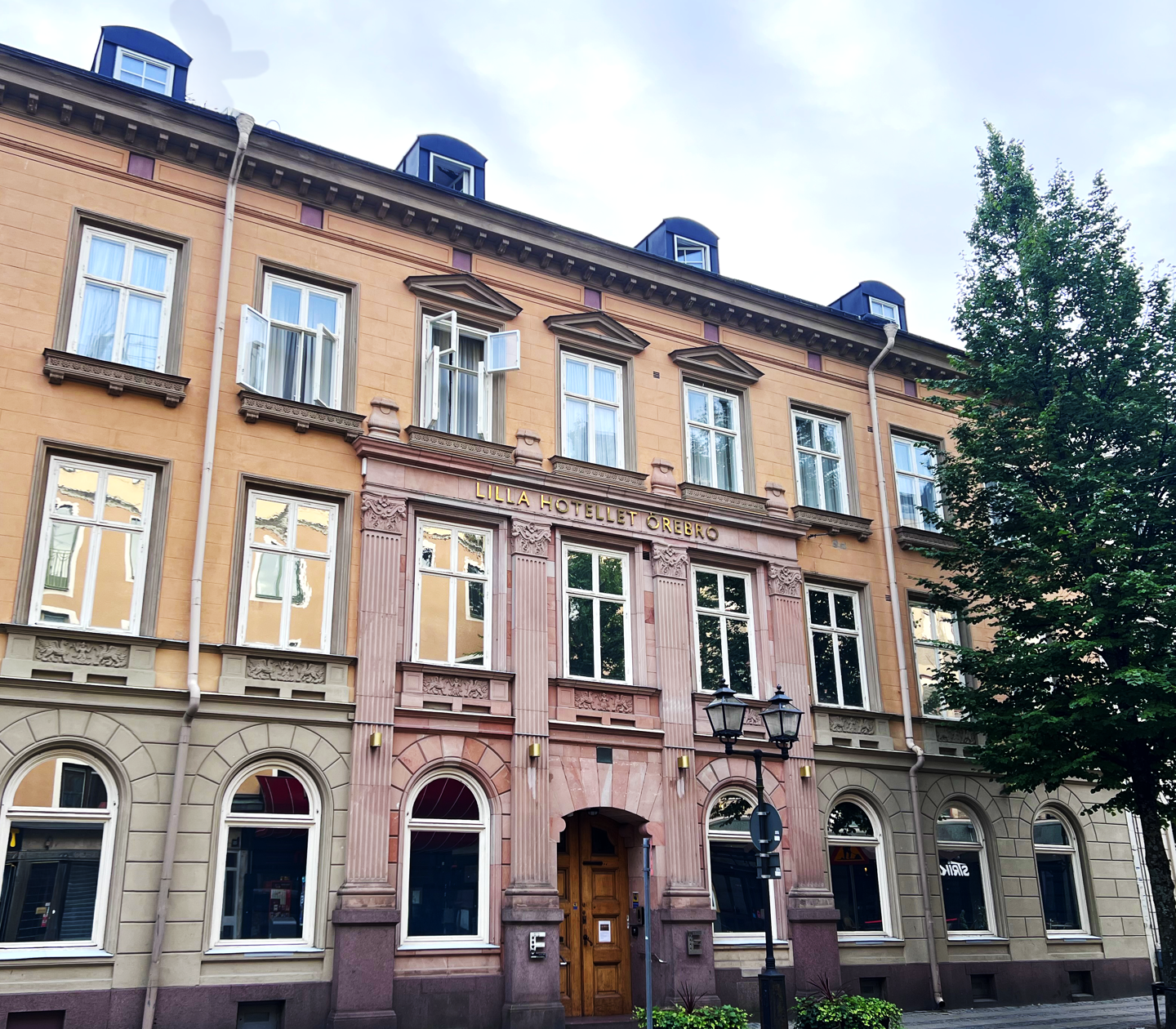 Fasaden av Elite Stora Hotellet i Örebro med en bro framför