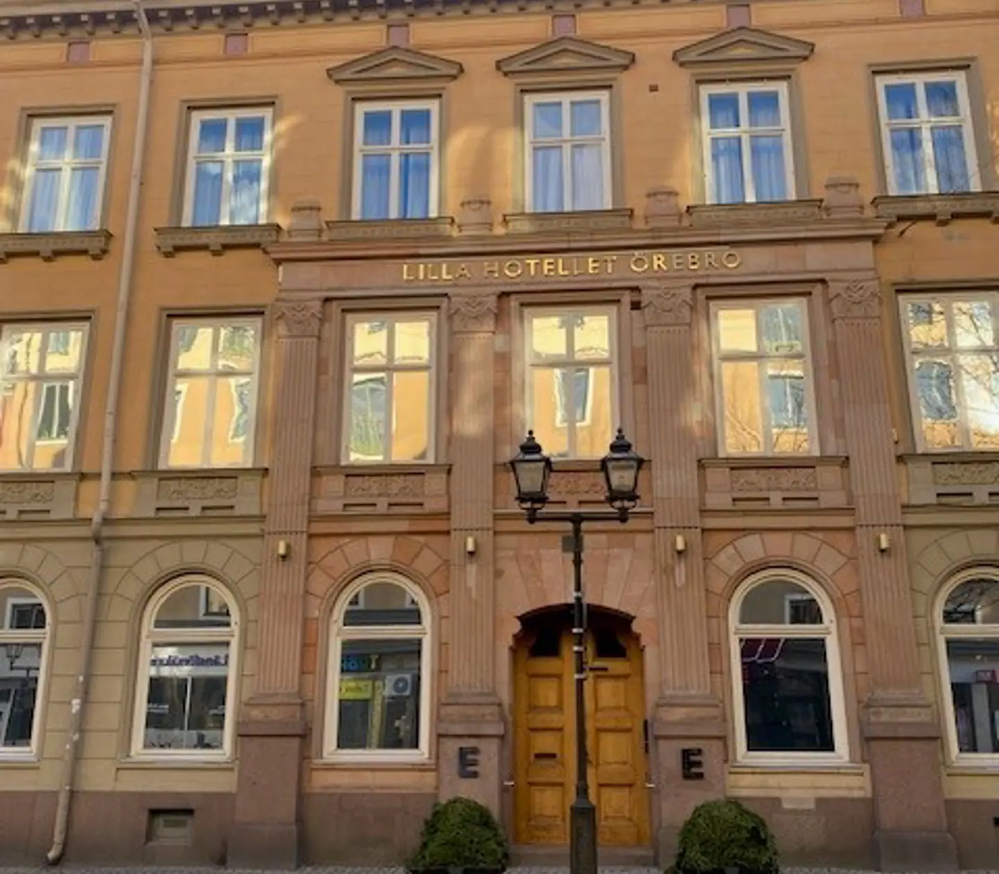 Fasaden av Elite Stora Hotellet i Örebro med en bro framför
