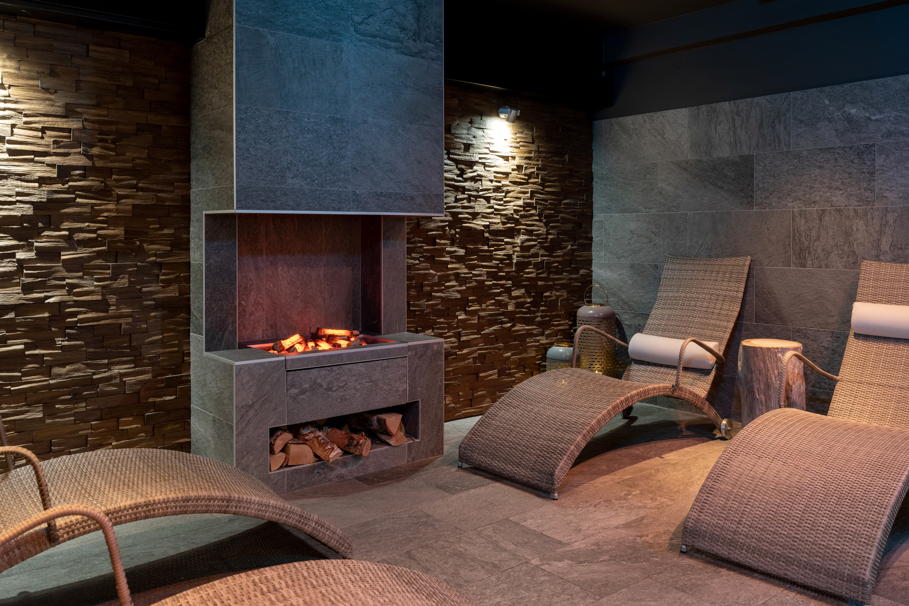Spaavdelning med solsängar och braskamin
