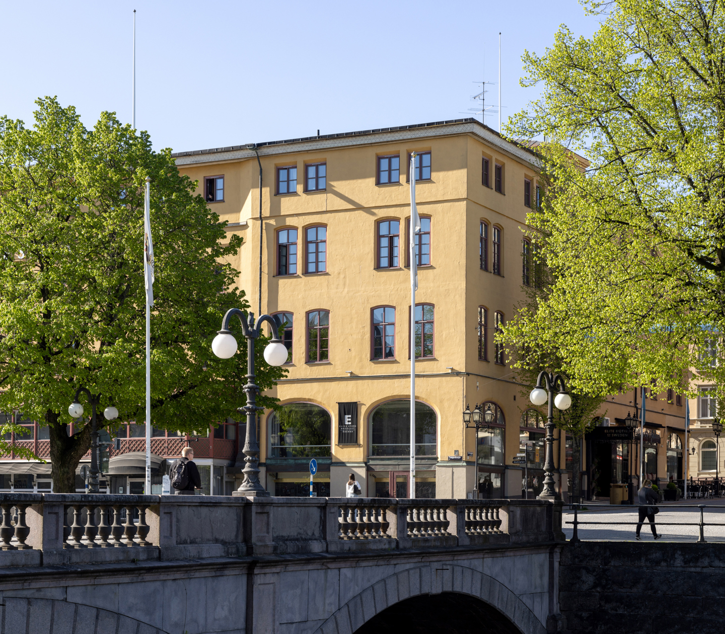 The facade of the Elite Stora Hotellet in Örebro with a bridge in front