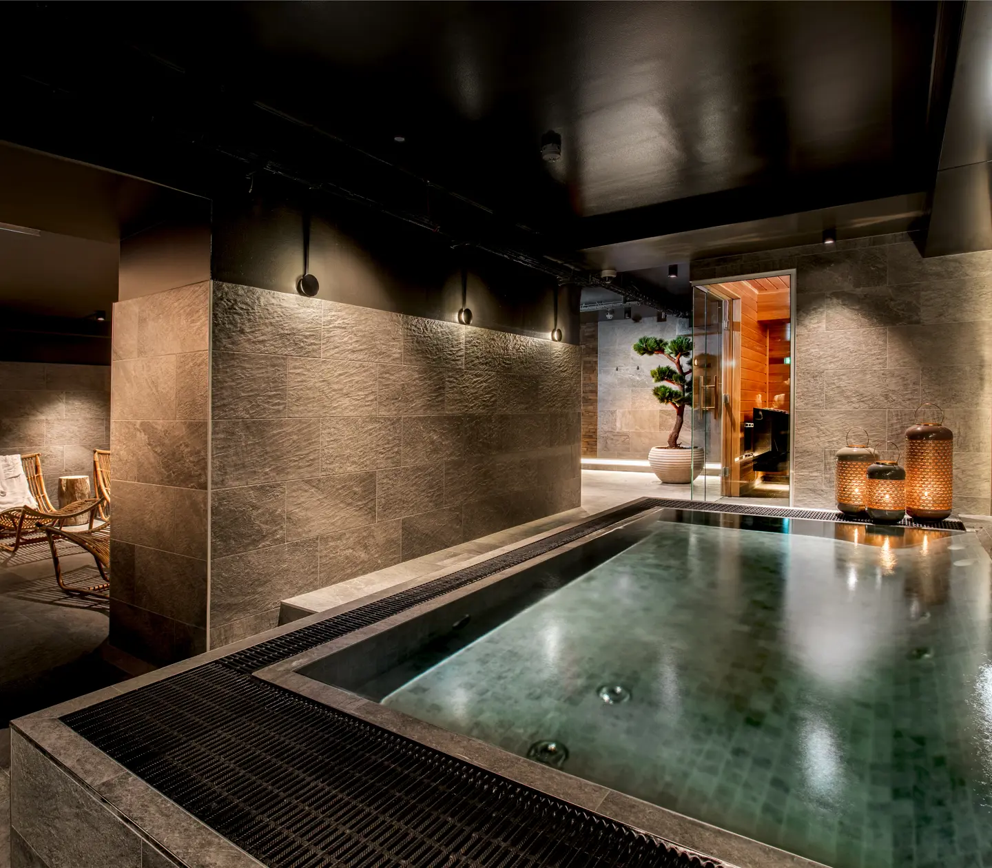 Relaxavdelning med pool, bastu och relaxstolar