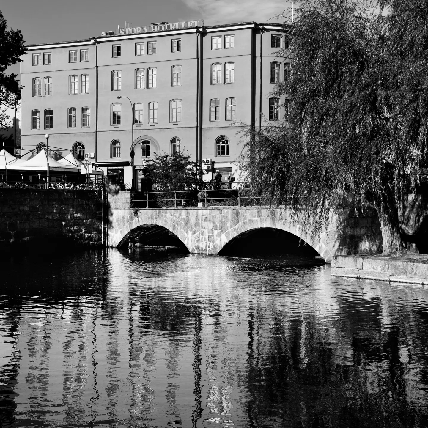 Svartvit historisk bild av Elite Stora Hotellet i Örebro