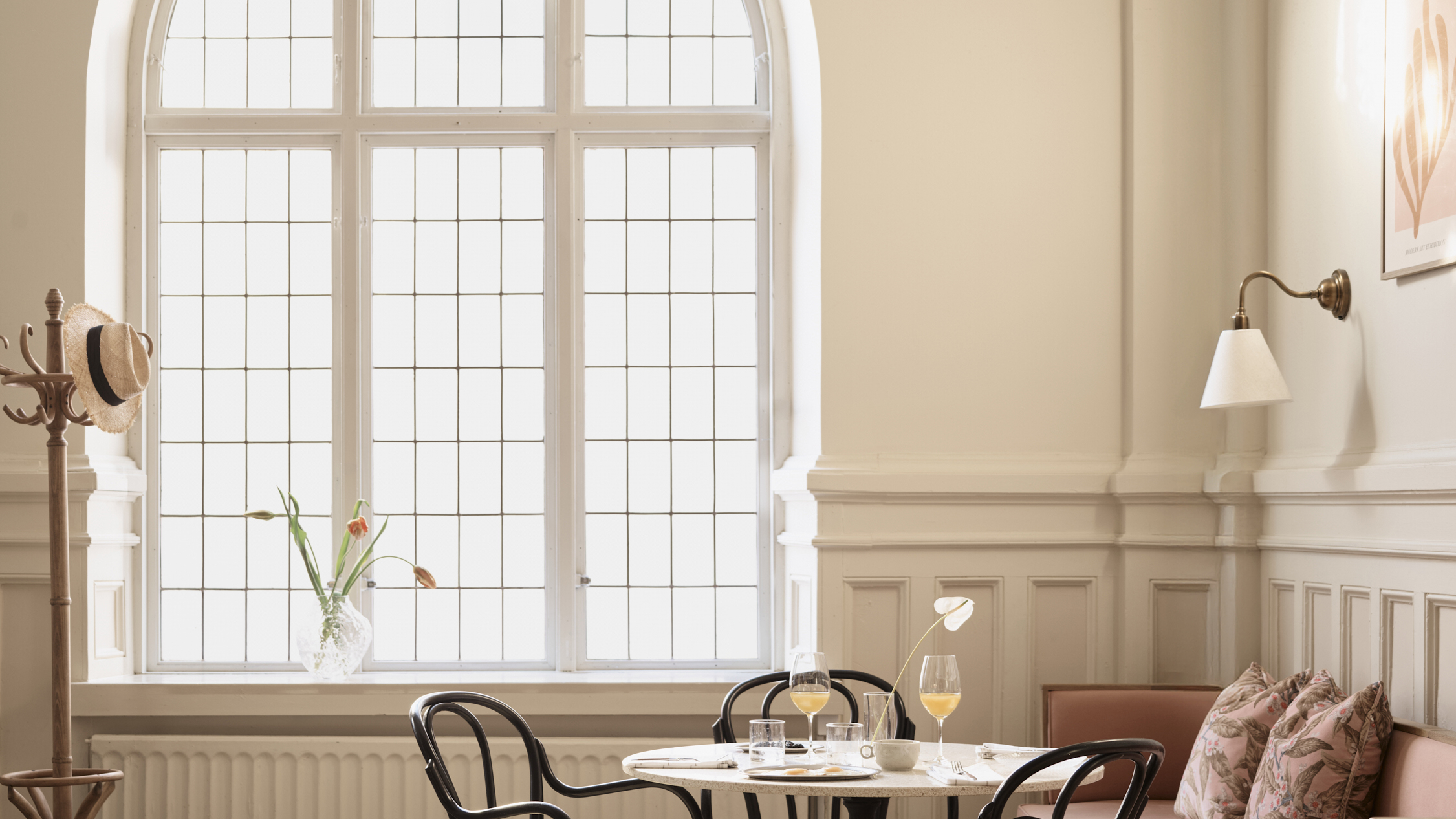 Ljust kafé med dukat bord