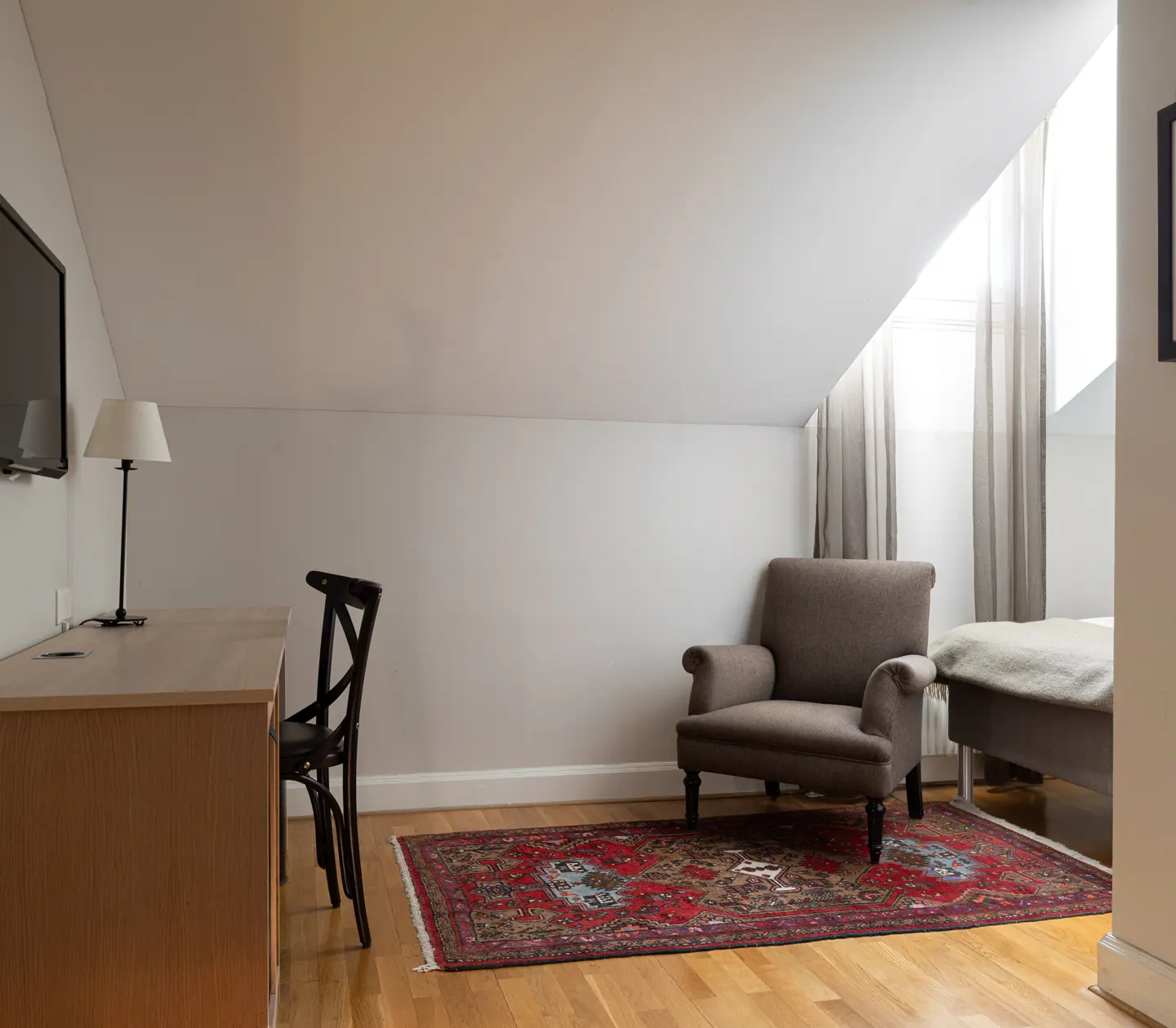 Cozy single room with single bed, desk and window
