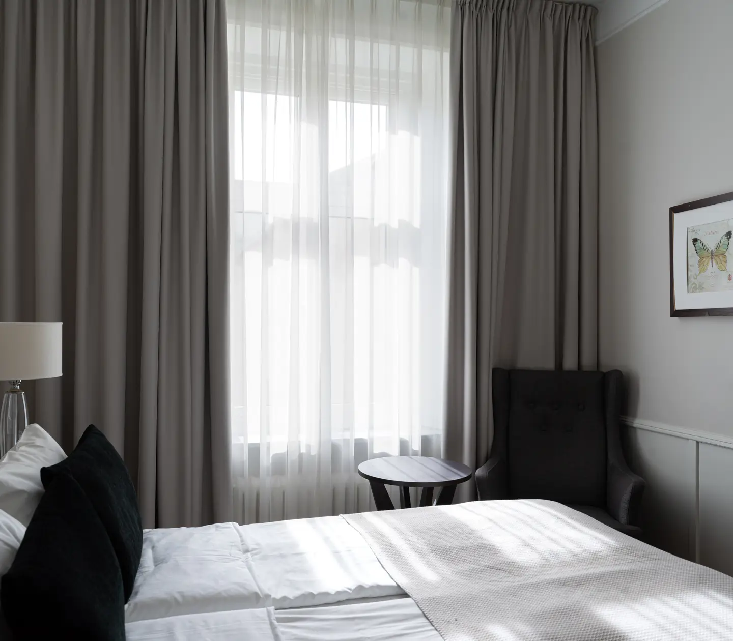 Hotel room with double bed, TV, desk and window