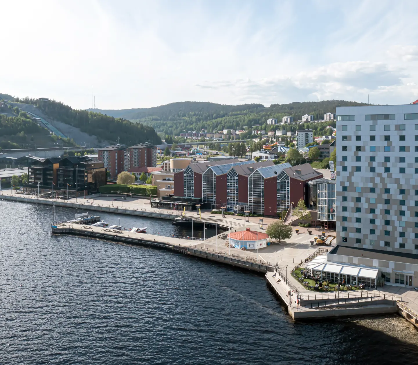 Drönarbild över Elite Plaza Hotel med vattnet framför
