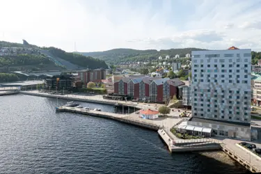 Fasaden av Elite Plaza Hotel med vattnet framför