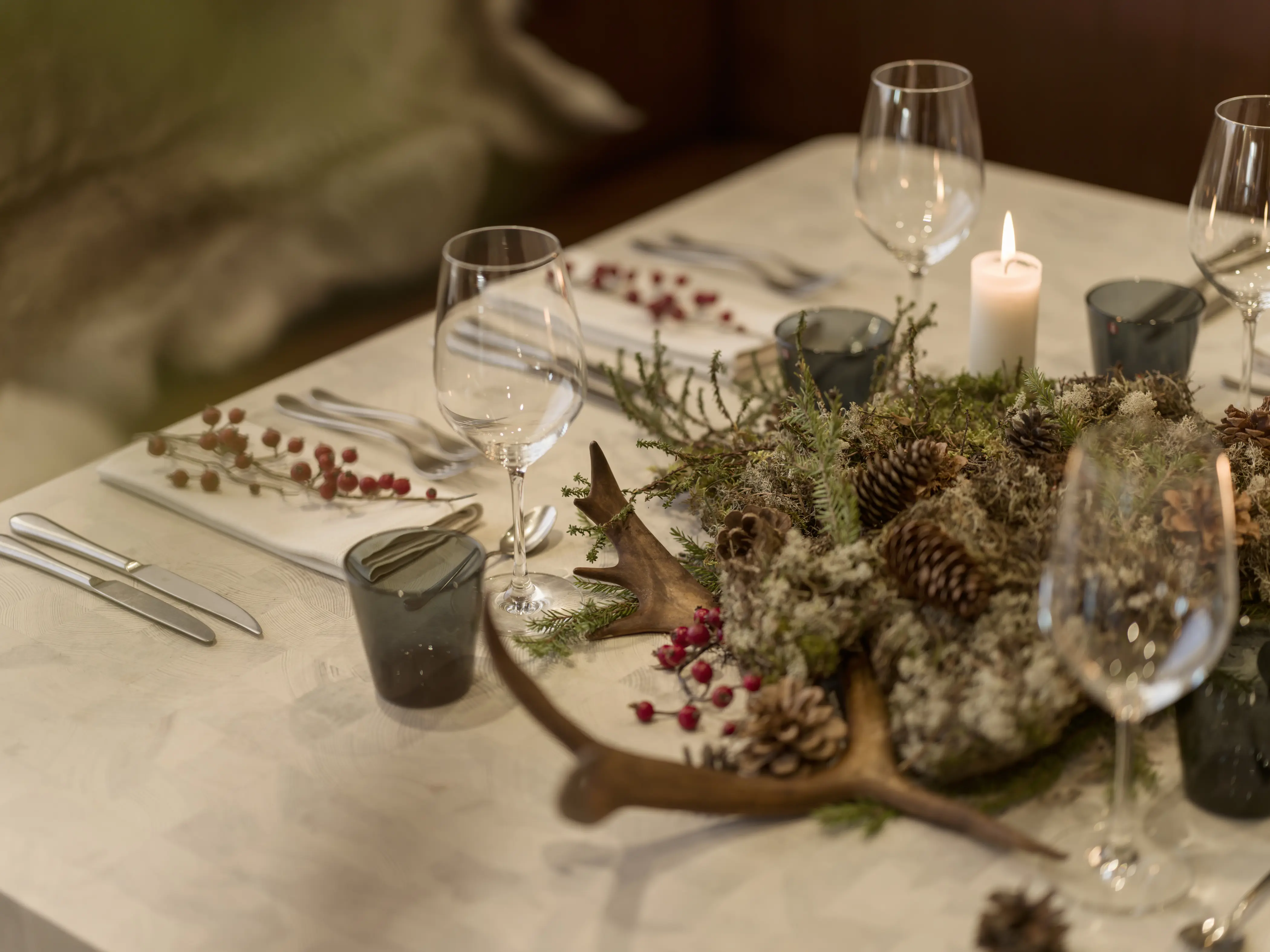 Juldukning på restaurang Mandel med renhorn, röda bär och fina vinglas