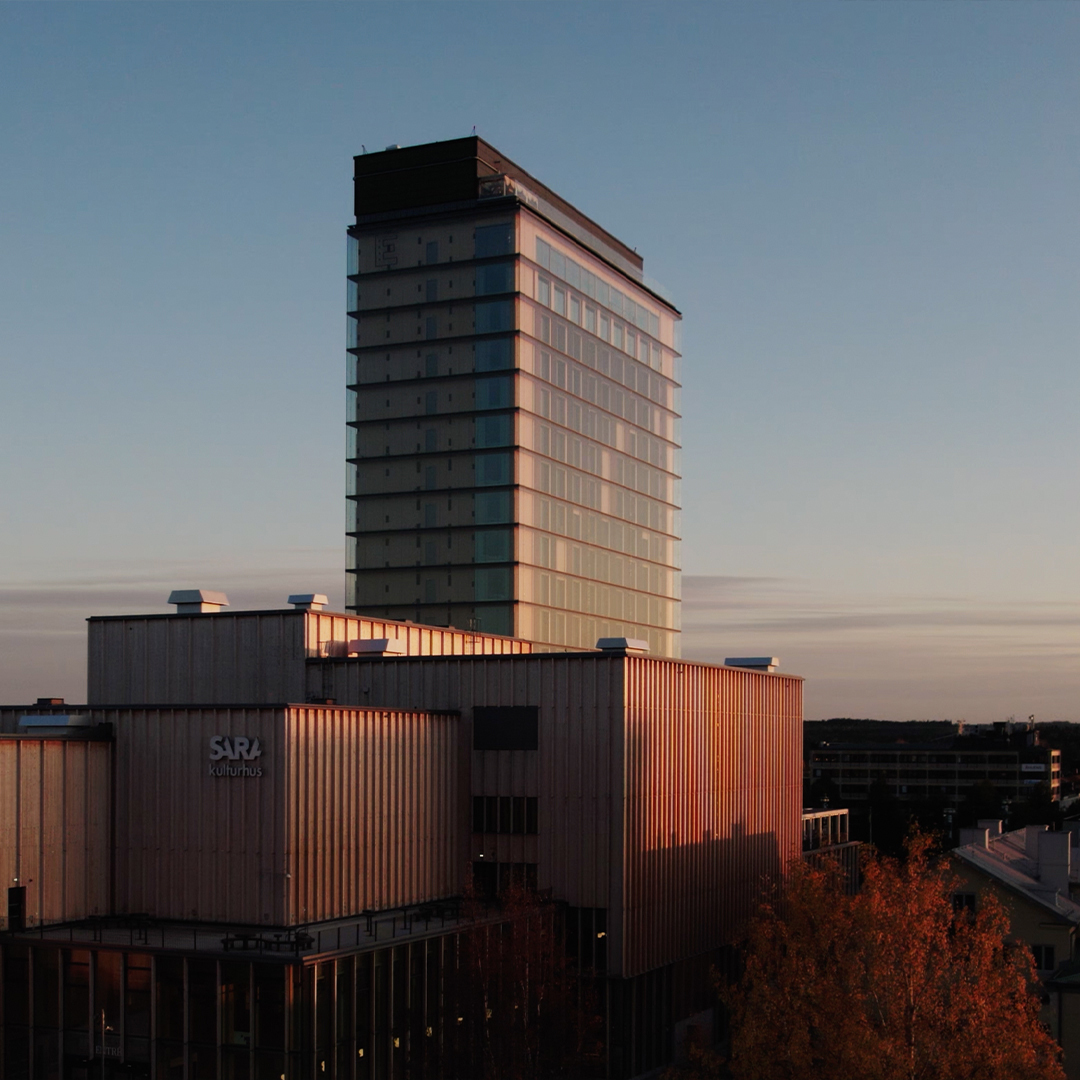 Höghus vid solnedgång i Umeå med modern arkitektur